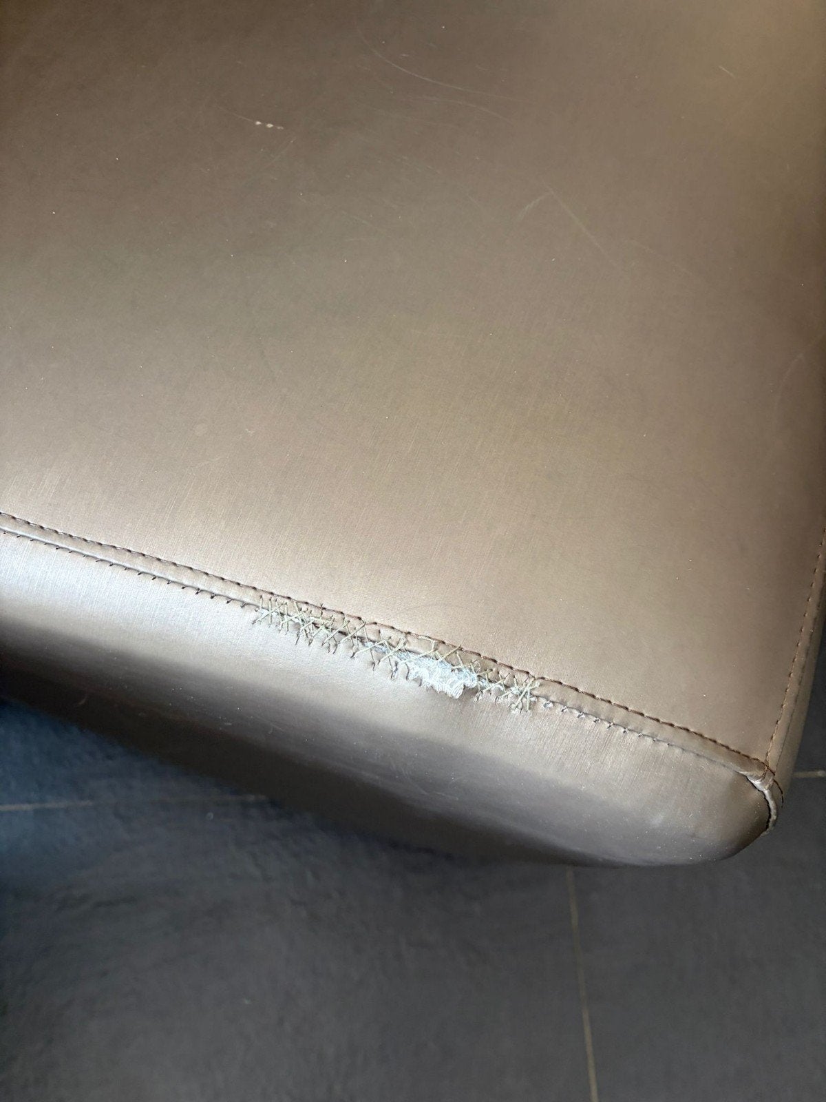 Lange bank met gecapitonneerde rugleuning, Huis en Inrichting, Banken | Bankstellen, Ophalen, Gebruikt, 300 cm of meer, 75 tot 100 cm