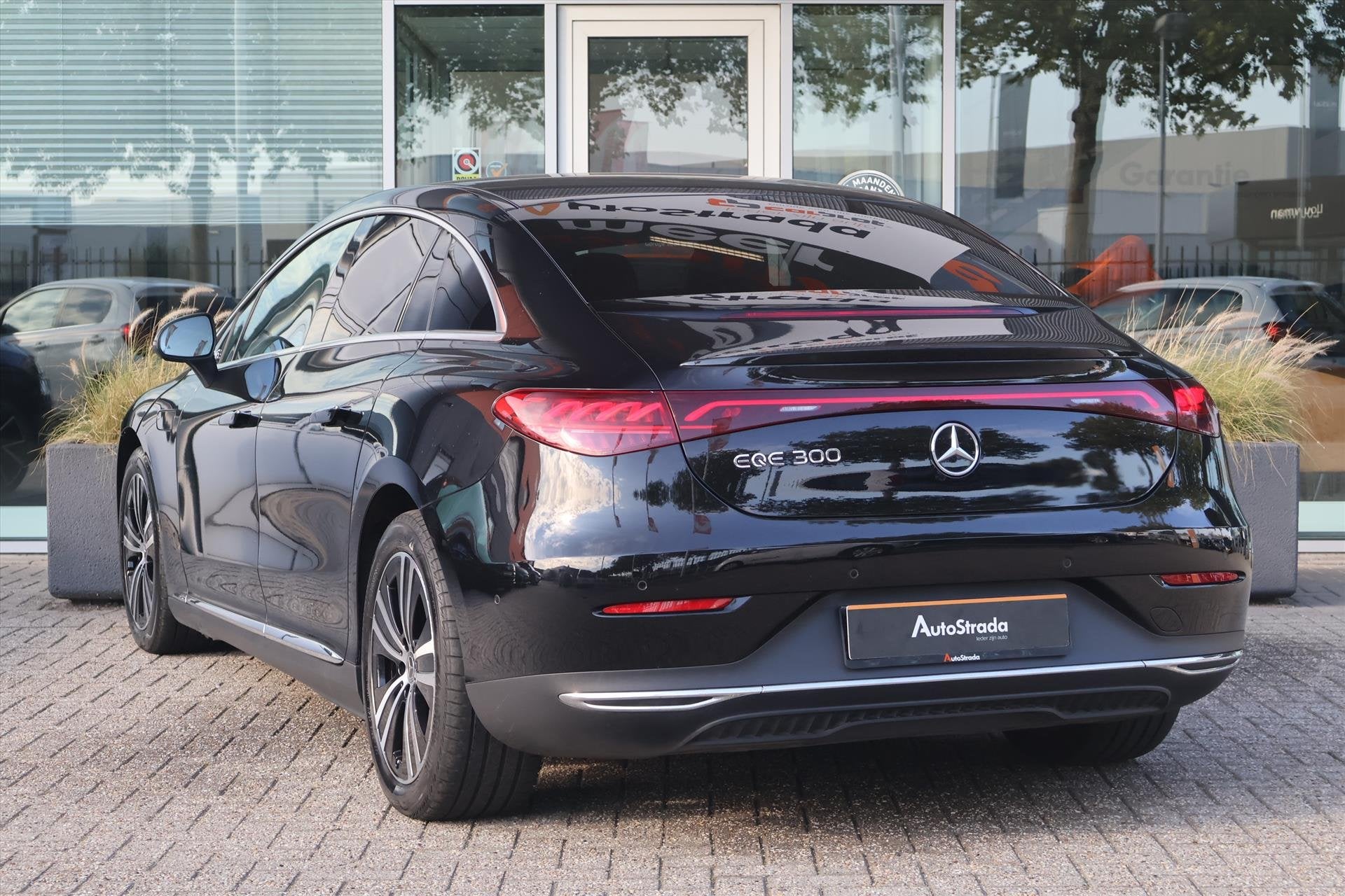 Mercedes Eqe 300 Luxury Line 245pk SoH 99% | Leder | Sfeer |, Automaat, Dealer onderhouden, Gebruikt, Met garantie (alle)