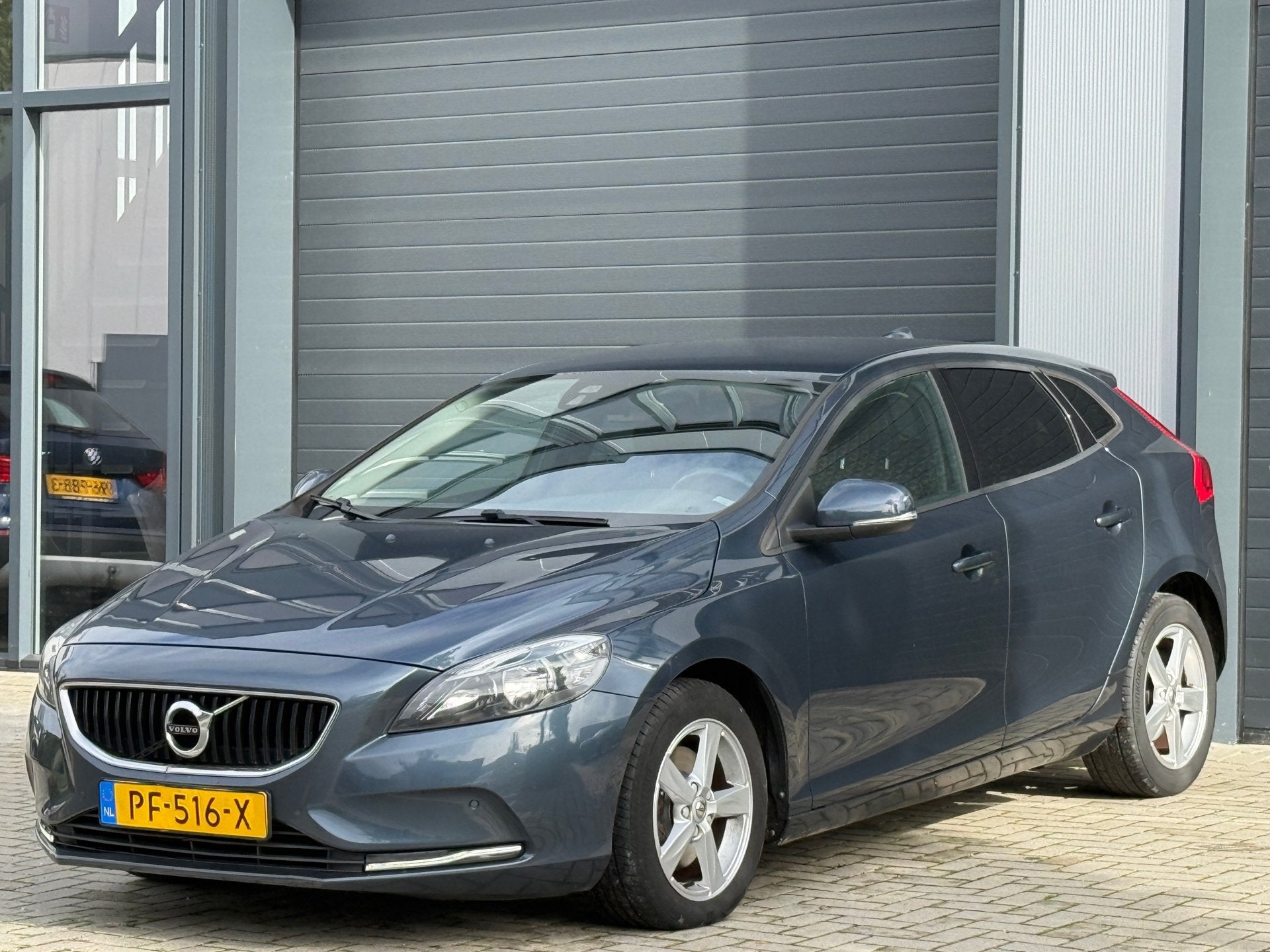 Volvo V40 2.0 T2 R-Design / STOELVERWARMING / CRUISE CONTROL, Voorwielaandrijving, Start-stop-systeem, Gebruikt, Euro 6