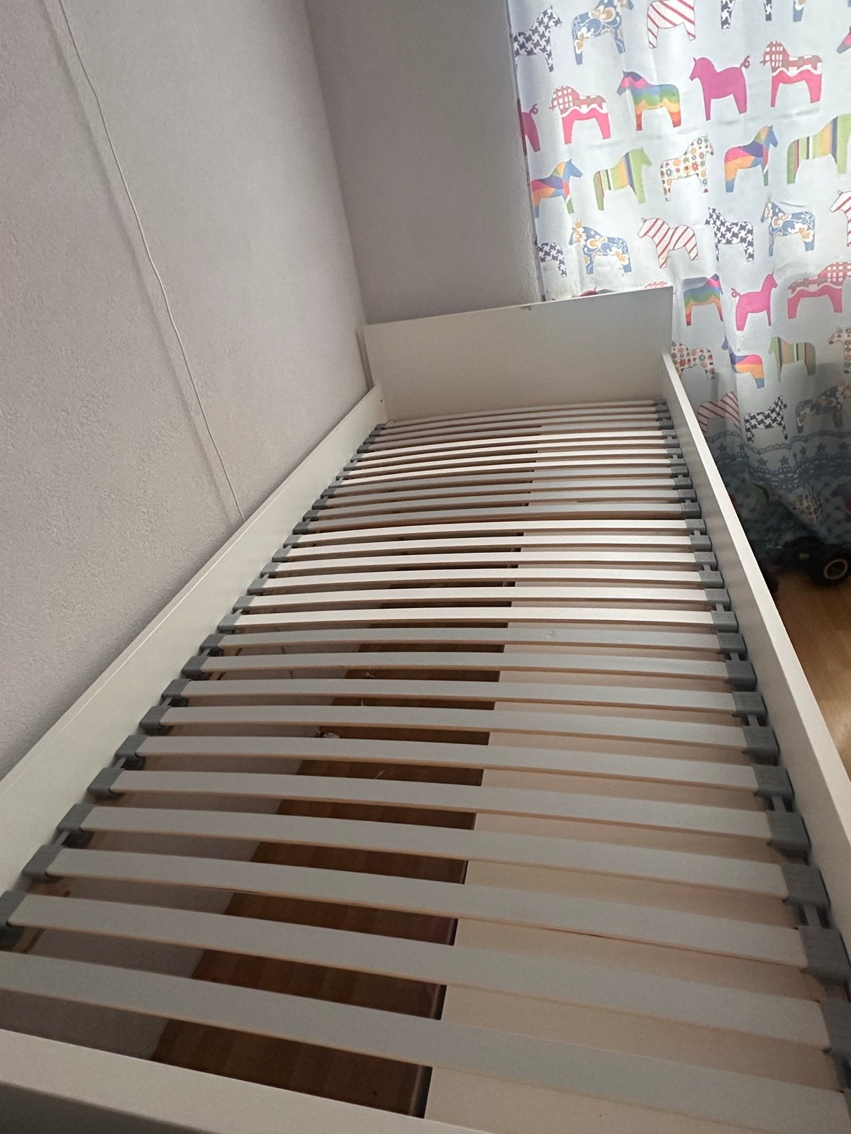 Wit eenpersoonsbed met lattenbodem, Ophalen, 85 tot 100 cm, Gebruikt, Lattenbodem