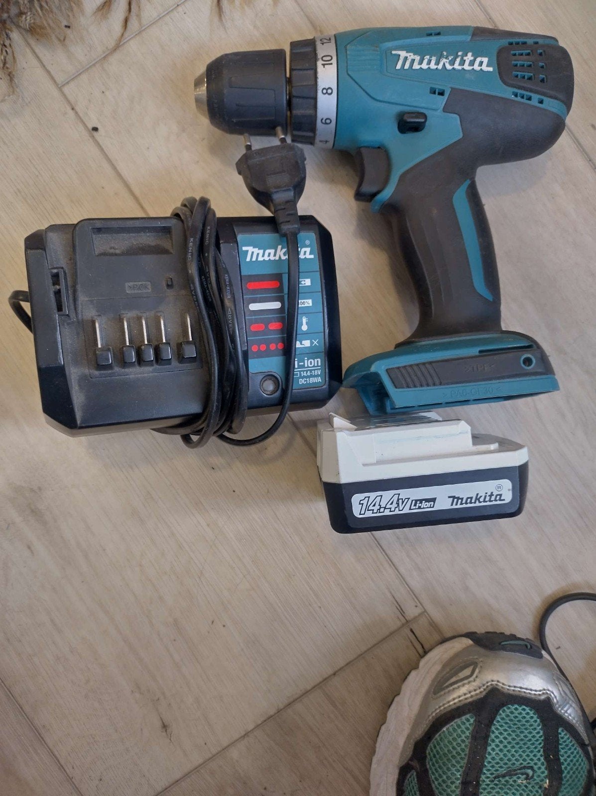 Makita DF347D Accuboormachine met lader- Accu defect, Gebruikt, Variabele snelheid, Ophalen of Verzenden, Boor- en Schroefmachine
