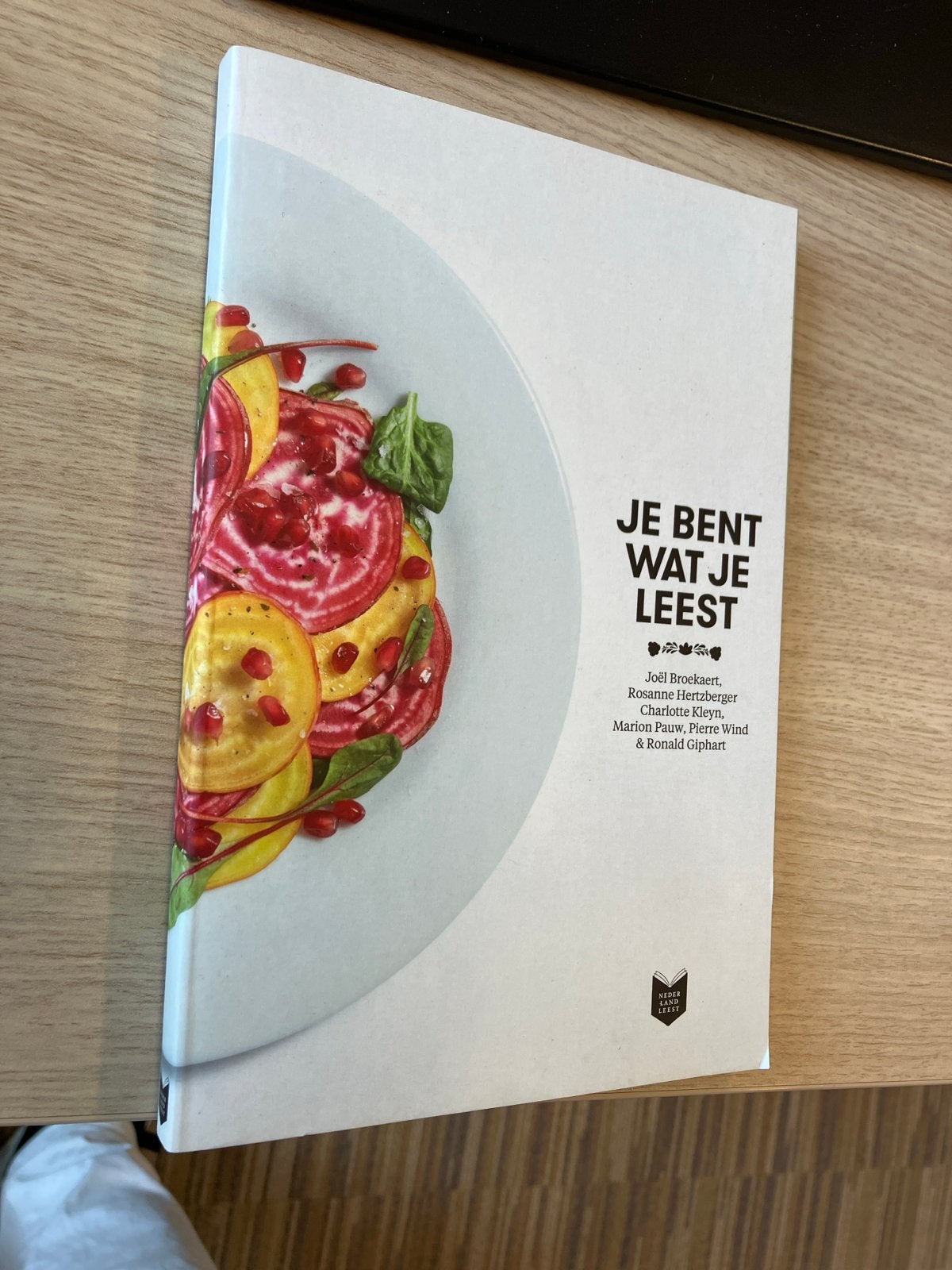 Je Bent Wat Je Leest - Kookboek Nederland Leest 2018, Boeken, Voorgerechten en Soepen, Ophalen of Verzenden, Zo goed als nieuw