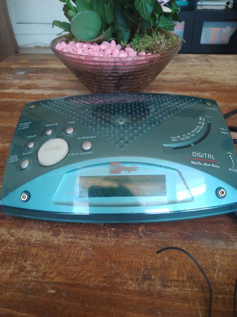 MT Logic Digitale Wekker Radio FM/MW, Ophalen of Verzenden