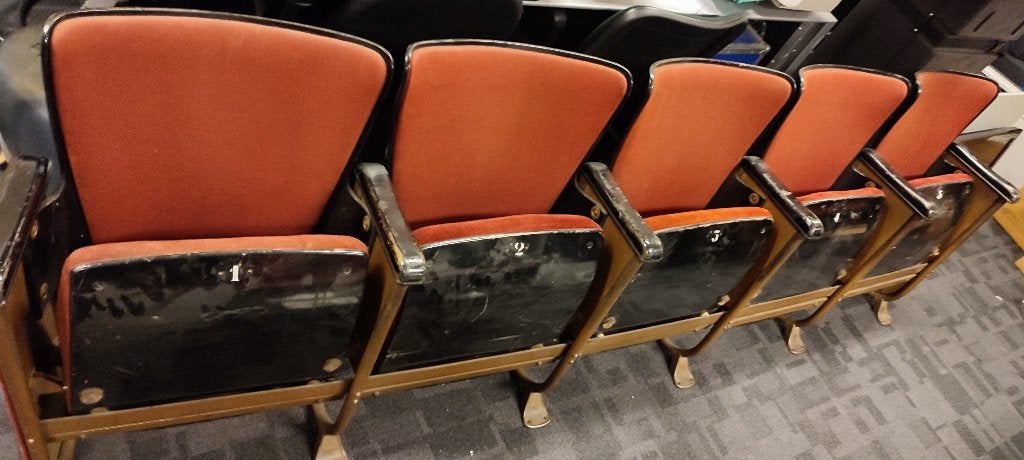 rij van 5 bioscoop stoelen uit Singer Laren, Ophalen