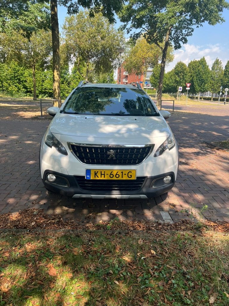 Peugeot 2008 1.2 PureTech • CarPlay • Trekhaak • APK 2027, Voorwielaandrijving, 1199 cc, 82 pk, Leder en Stof