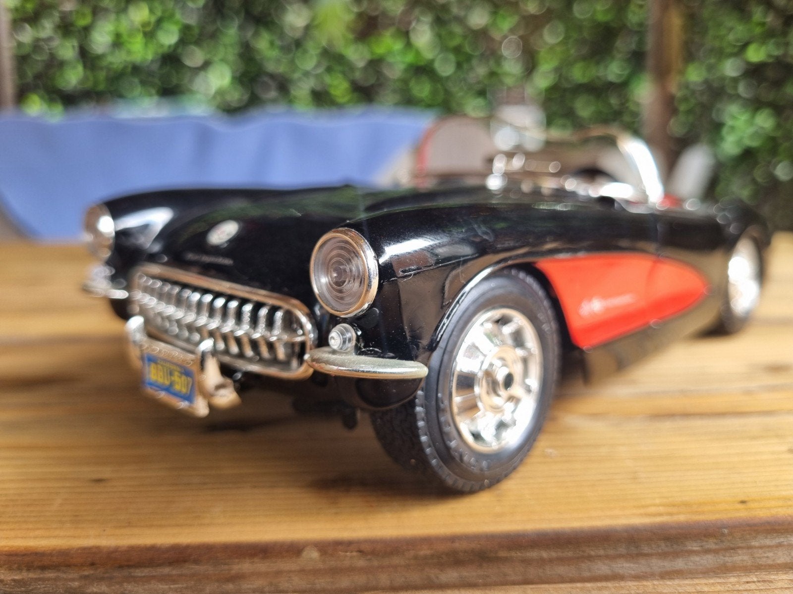 Bburago Chevrolet Corvette 1957 - Zwart/Rood - Schaal 1:18, Ophalen of Verzenden, Zo goed als nieuw, Bburago