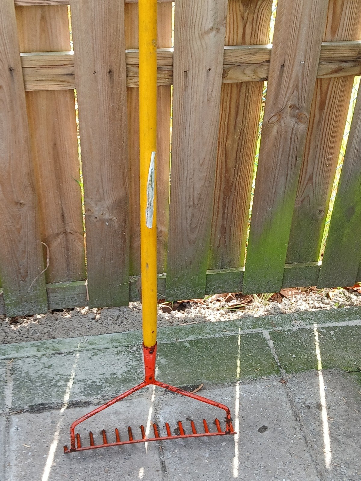 Tuinhark met gele steel, Ophalen, Gebruikt, Hark, Hendrik Jan