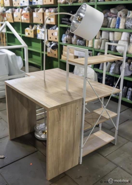 Online Veiling: Bureau, sidetable, stoel & vloerlamp, Huis en Inrichting, Bureaus