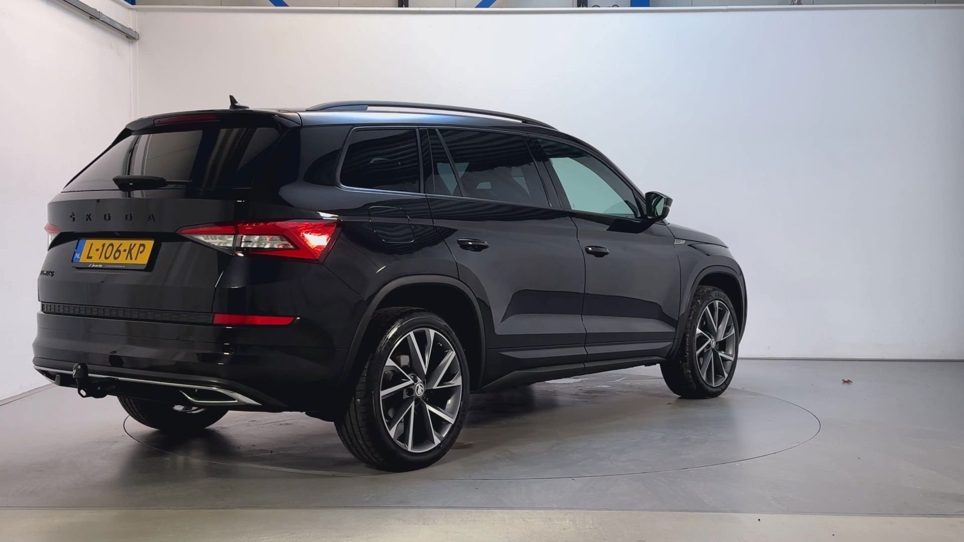Skoda Kodiaq 1.5 TSI 150pk DSG Sportline Business 7p. Adapti, Auto's, Skoda, Dealer onderhouden, 4 cilinders, Zwart, Origineel Nederlands