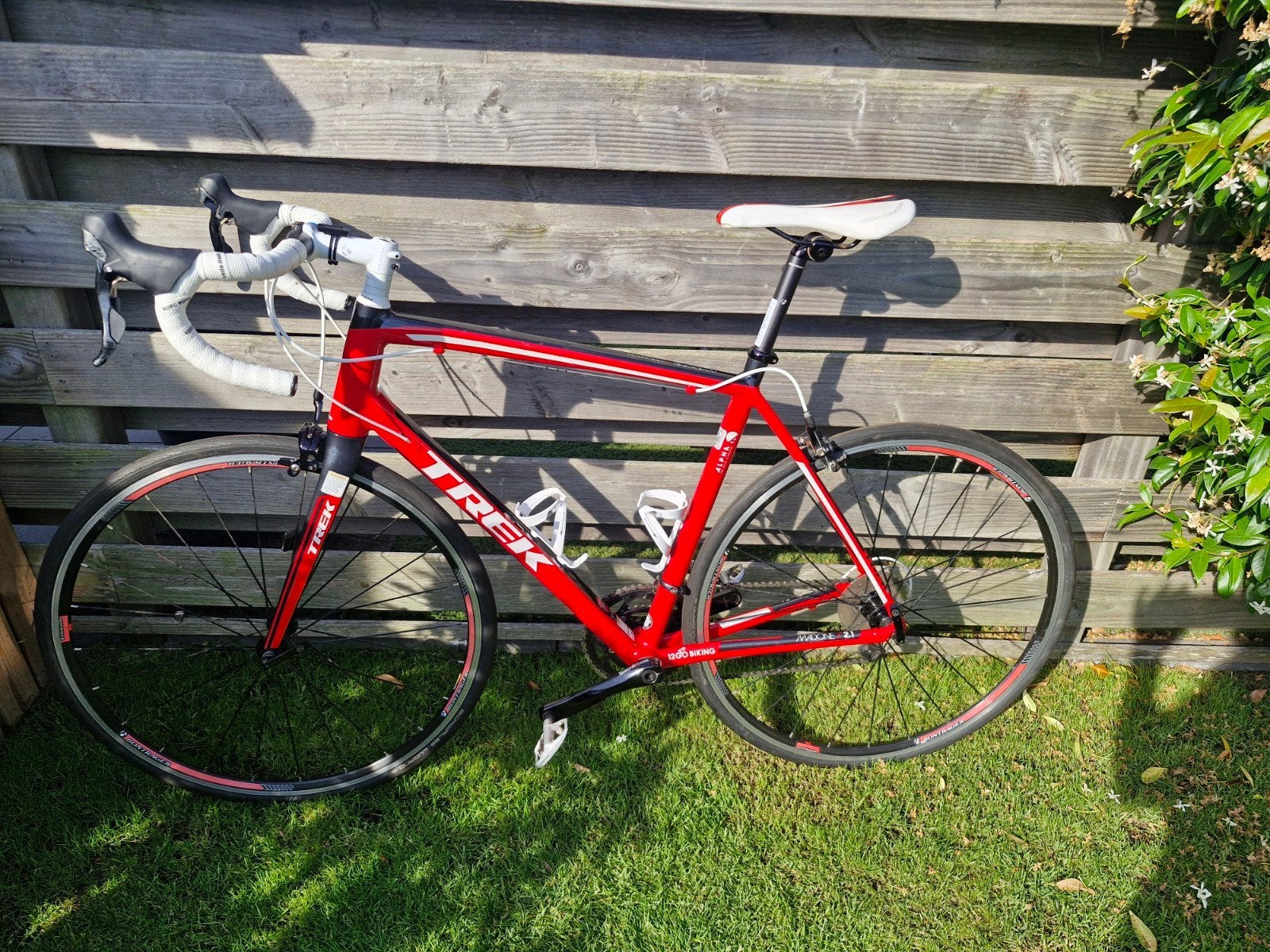 Trek Madone 2.1 racefiets - Shimano 105 - Rood/Wit, Ophalen, Gebruikt, Meer dan 20 versnellingen