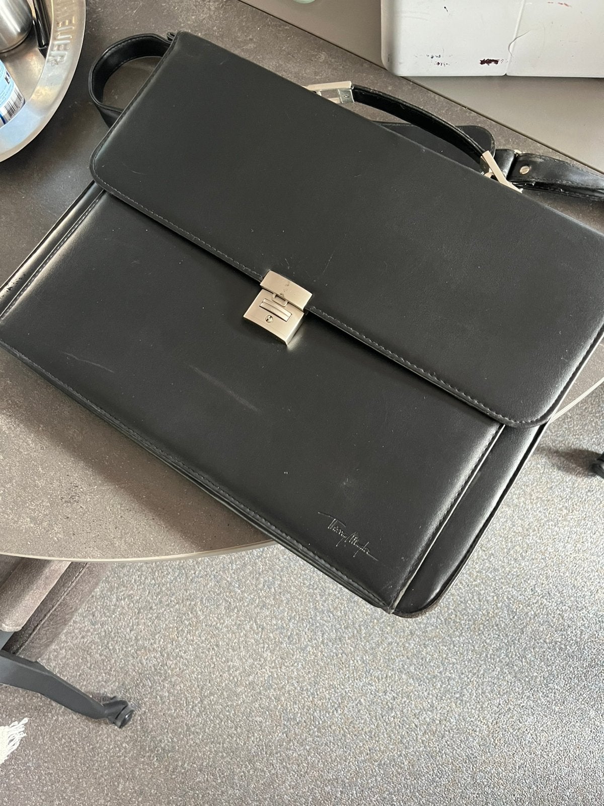 Akte tas Thierry Mugler, Ophalen, Meerdere vakken, 17 inch of meer, Zo goed als nieuw
