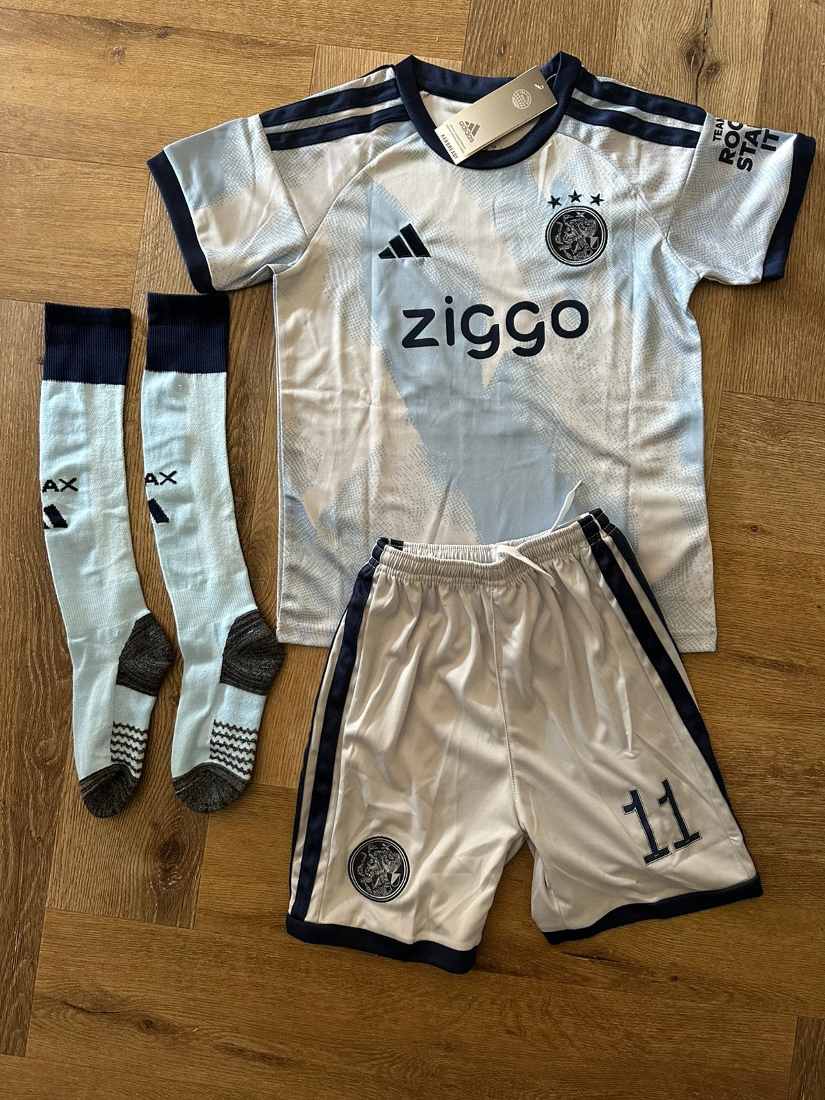 Ajax tenue kids 134/140 Mika Godts 2026/2027 nieuw, Verzenden, Nieuw, Jongen of Meisje, Setje