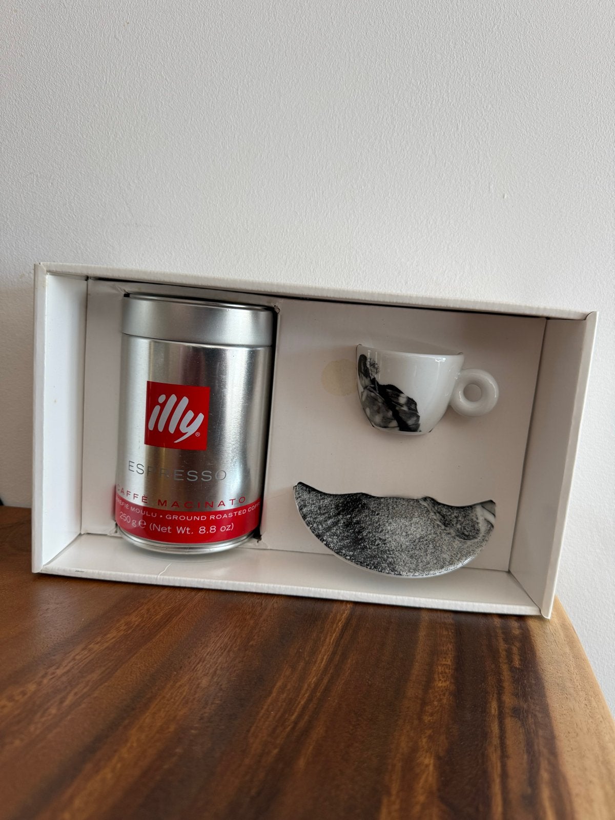 Illy Collection 2004 espresso kop en schotel - Sebastião Sal, Nieuw, Ophalen of Verzenden, Kop(pen) en/of Schotel(s), Porselein