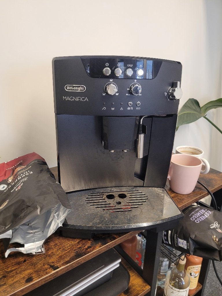 Delonghi koffieapparaat magnifica, Ophalen, Zo goed als nieuw, Koffiemachine, Koffiebonen