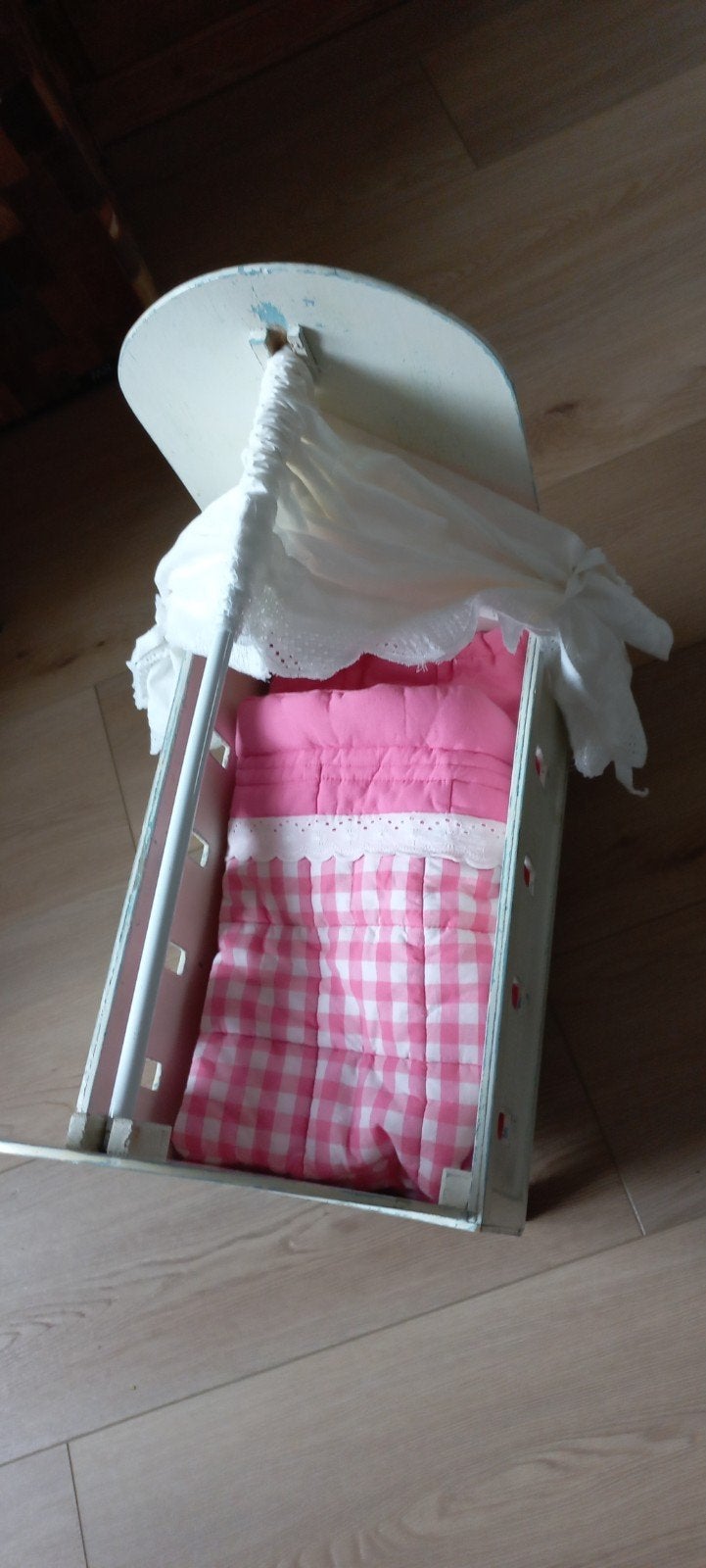 VINTAGE POPPENWIEG/BEDJE H55xL47xB26.5 cm H55 ROZE/WIT, Ophalen, Gebruikt, Babypop