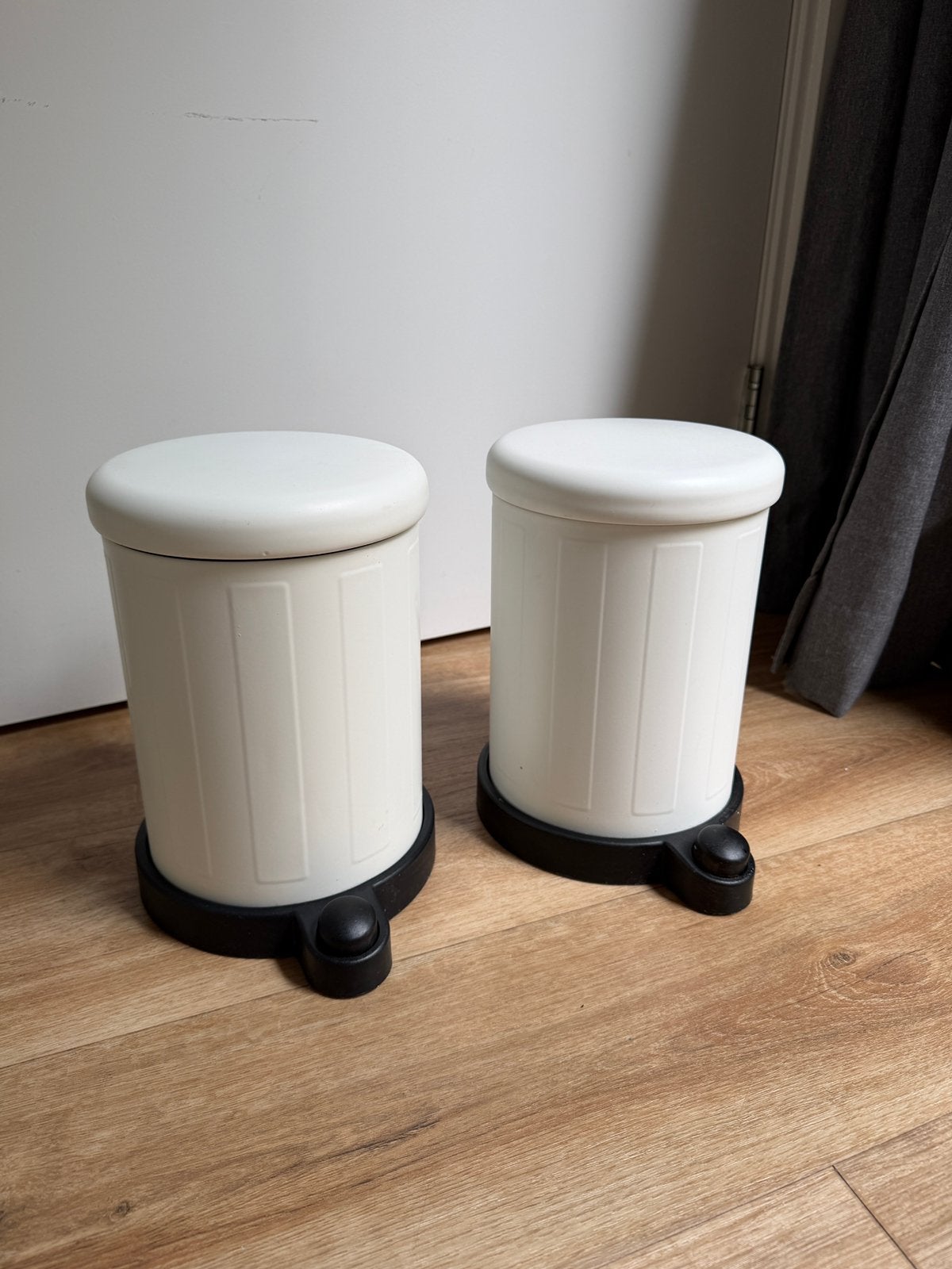 White bathroom bins, Ophalen, Zo goed als nieuw, Kunststof