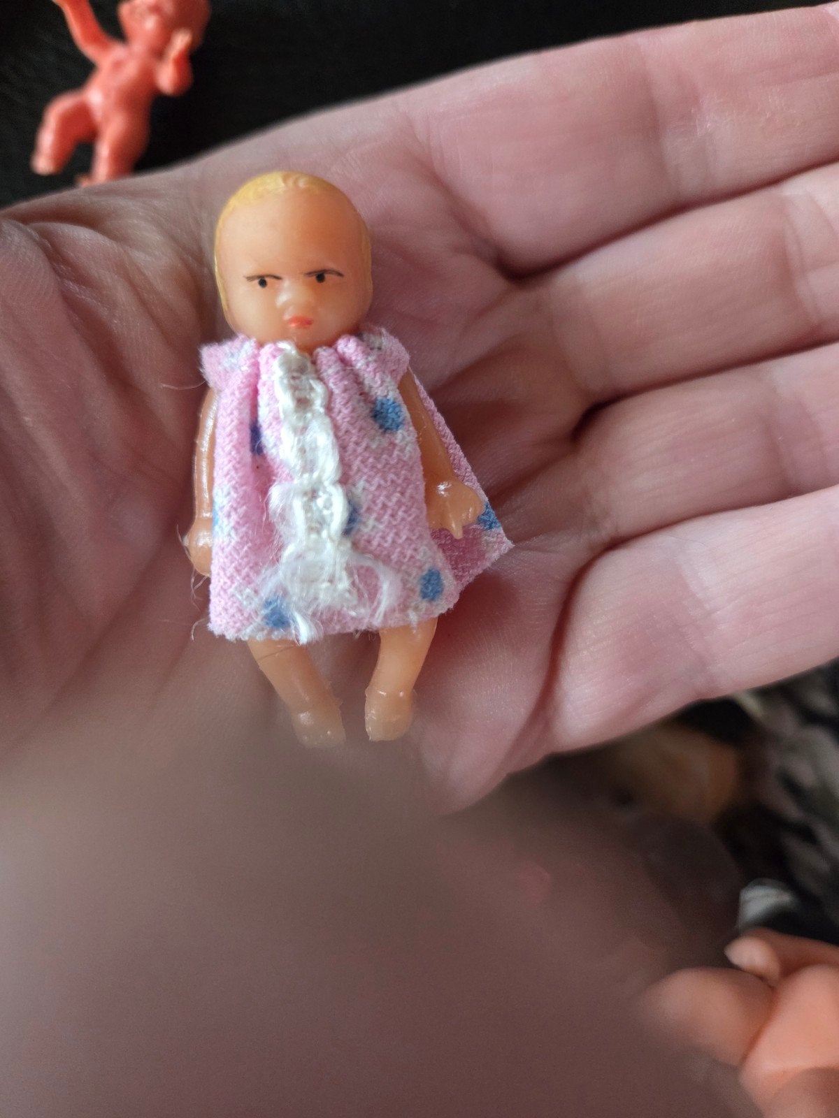 Miniatuur popje in roze jurkje, Ophalen of Verzenden