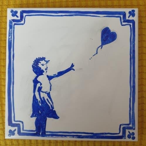 After Banksy Delftsblauw tegeltje - girl and ballon, Antiek en Kunst, Antiek | Keramiek en Aardewerk, Ophalen of Verzenden