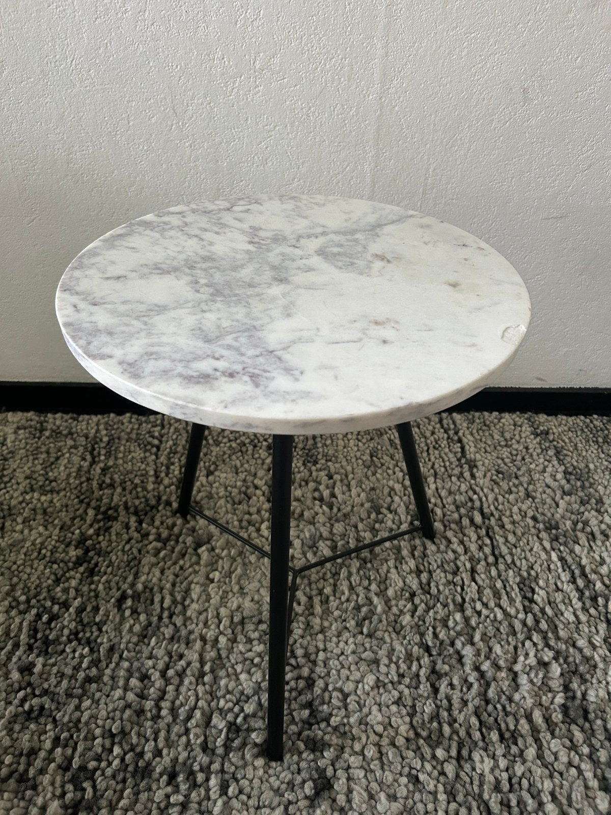 Ronde bijzettafel met marmeren blad en metalen onderstel, Ophalen, Minder dan 45 cm, Minder dan 55 cm, Gebruikt