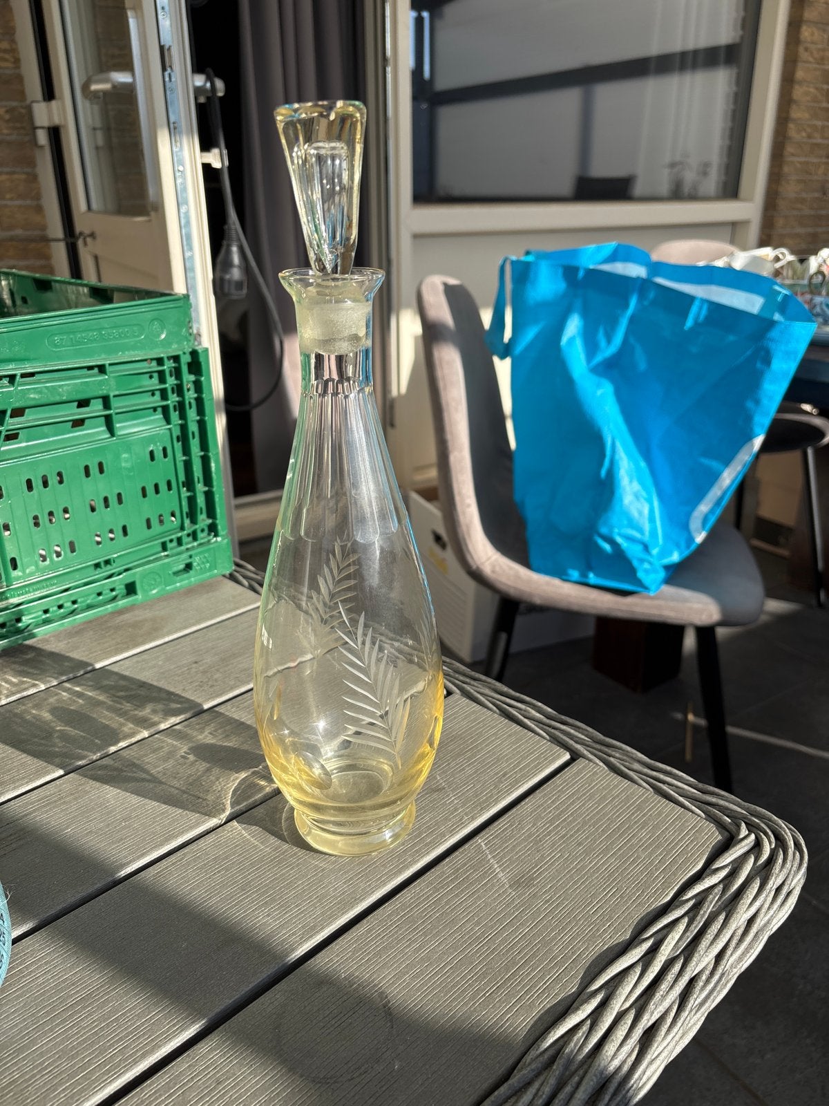 Vintage Glazen Karaf met Gegraveerd Bladmotief, Antiek en Kunst, Ophalen
