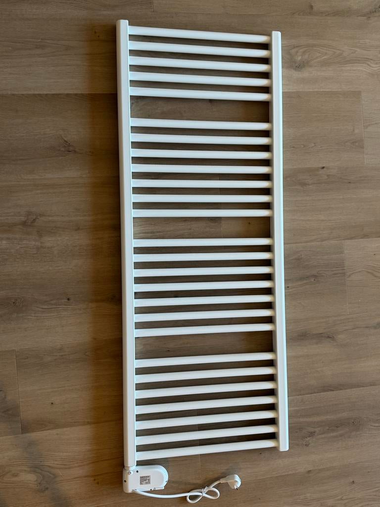 Vasco Elektrische Handdoekradiator - Wit, 2000W, Doe-het-zelf en Verbouw, Verwarming en Radiatoren, Ophalen, Radiator, Nieuw, Minder dan 60 cm