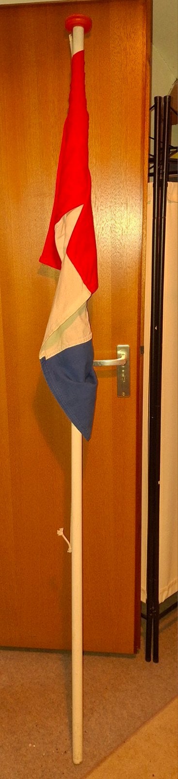 Nederlandse vlag met stok, Diversen, Ophalen