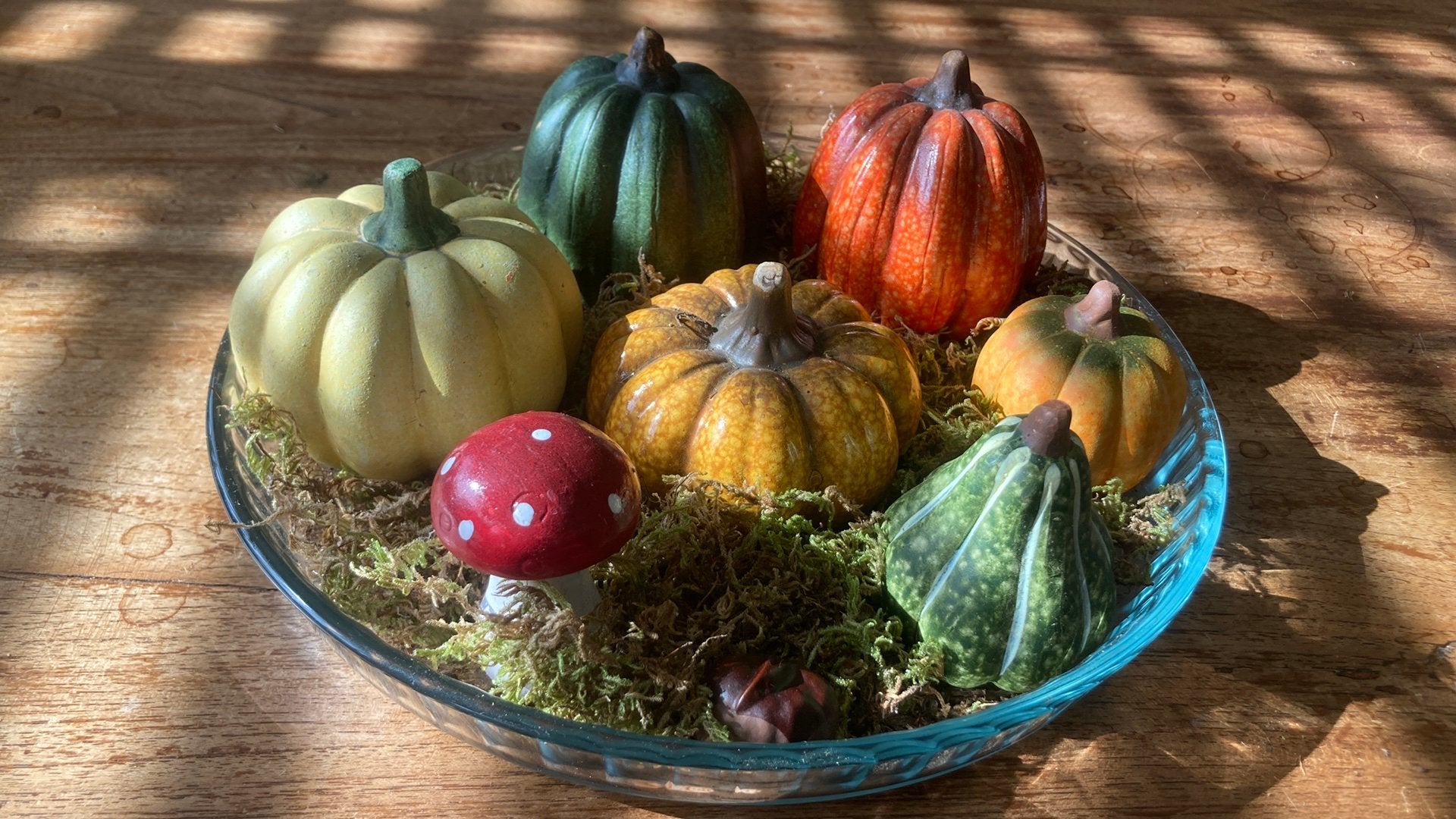 Schaal met keramische herfstdecoratie pompoenen, Huis en Inrichting, Ophalen, Zo goed als nieuw, Rond, Glas