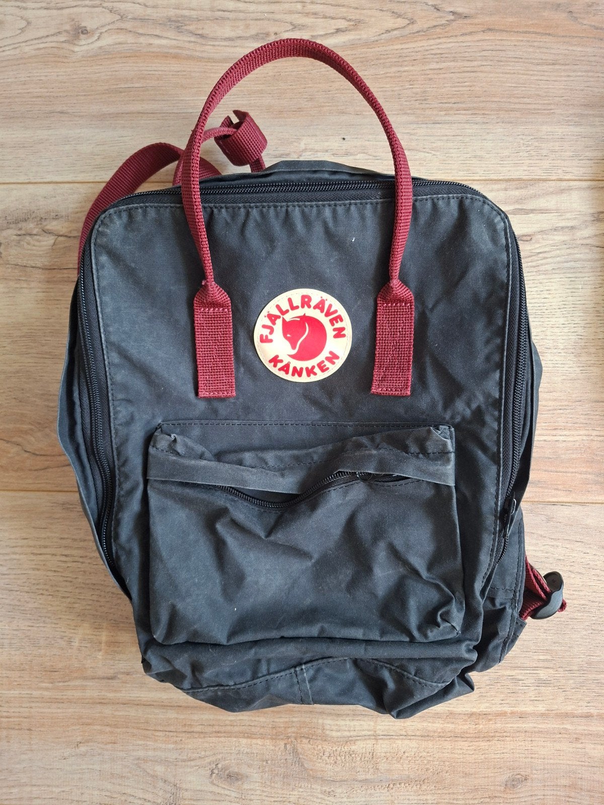 Fjällräven Kånken rugzak - Zwart met rode details, Gebruikt, 25 tot 40 cm, 30 tot 45 cm, Ophalen