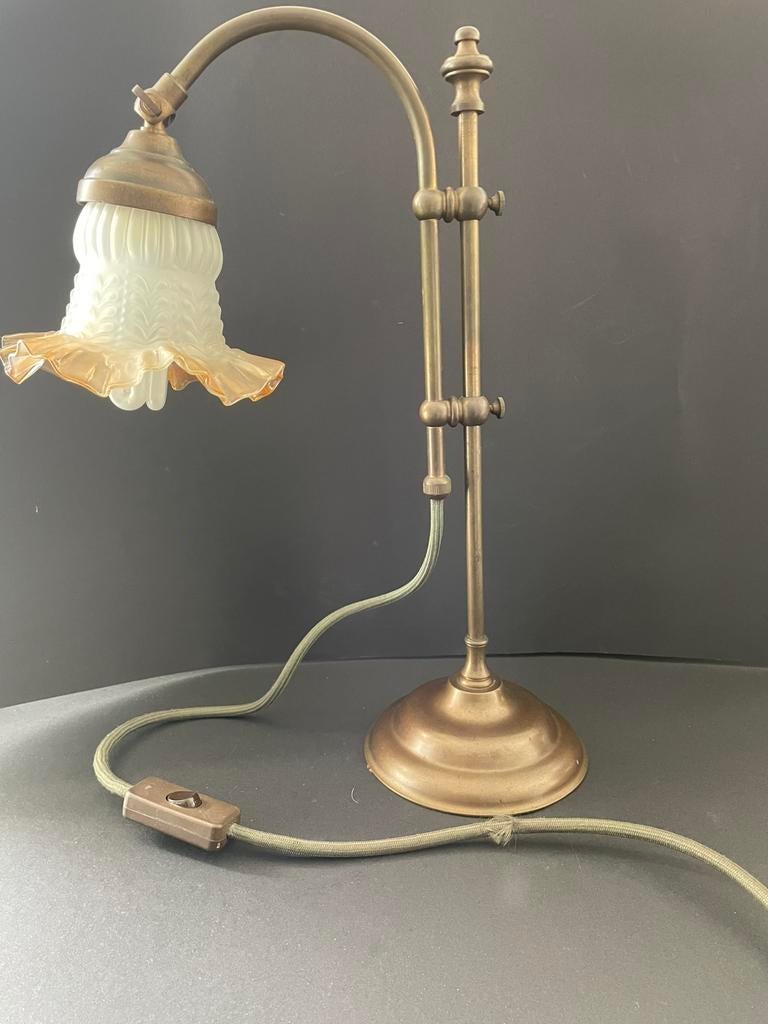 Art Nouveau Tafellamp Messing met Matglazen Bloemkap, Ophalen of Verzenden