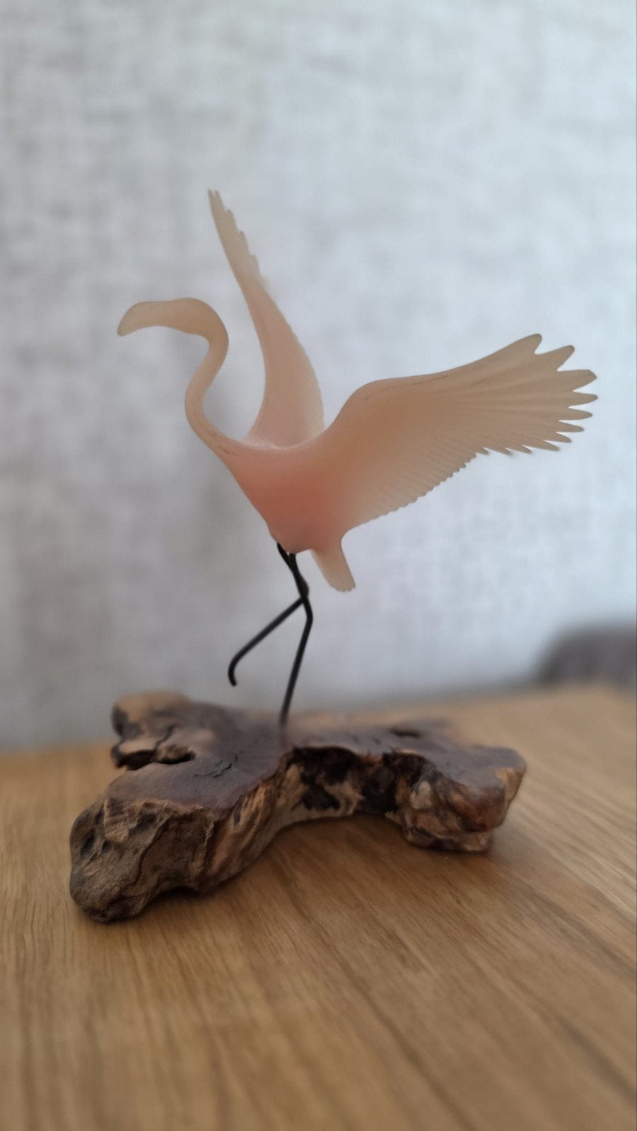 Decoratieve roze vogel op versteend hout, Roze, Ophalen of Verzenden, Zo goed als nieuw, Vintage