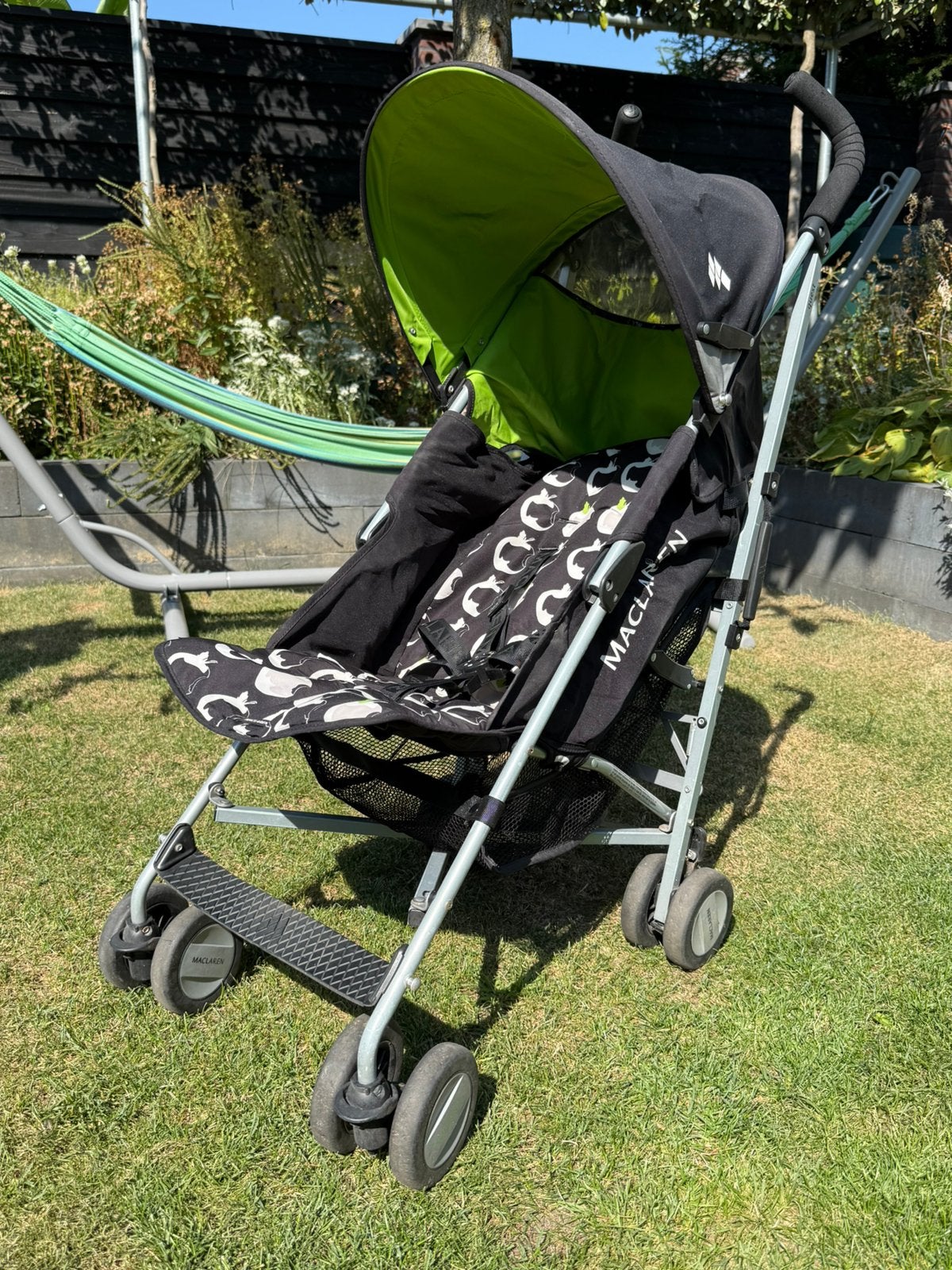 Maclaren Quest buggy, zwart appeltjes groen. Incl. Regenhoes, Ophalen, Zo goed als nieuw, Maclaren, Regenhoes