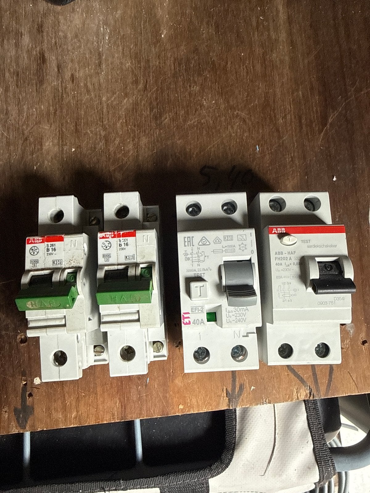 Verschilende  Aardlekschakelaars en Installatieautomaten, Ophalen of Verzenden, Gebruikt, ABB, Aardlekschakelaar