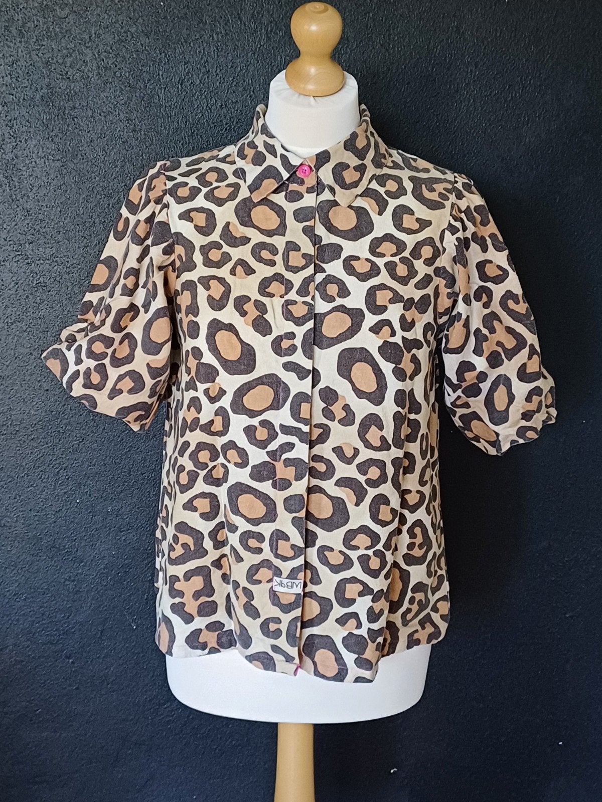 Leopard print blouse met pofmouwen en gekleurde knopen, Meerkleurig, Ophalen of Verzenden, Maat 36 (S), Onbekend