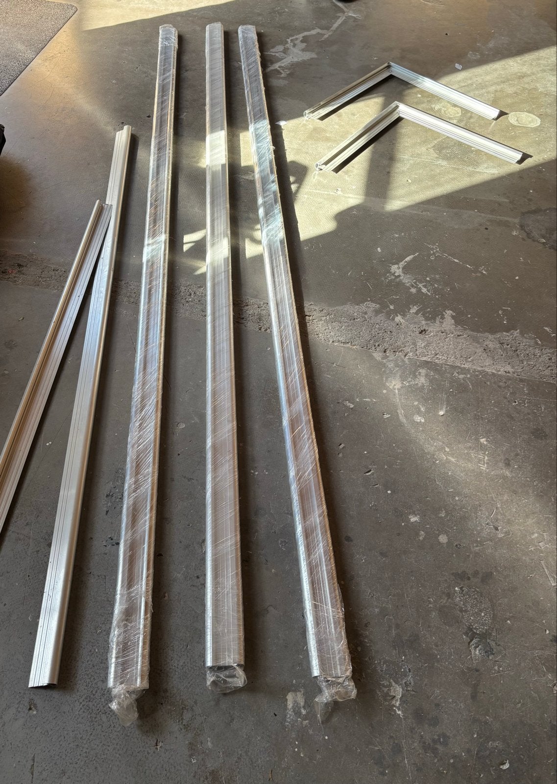 Aluminium kraaltrim 26x40mm en 2 buitenhoeken, Ophalen, Zo goed als nieuw, Aluminium