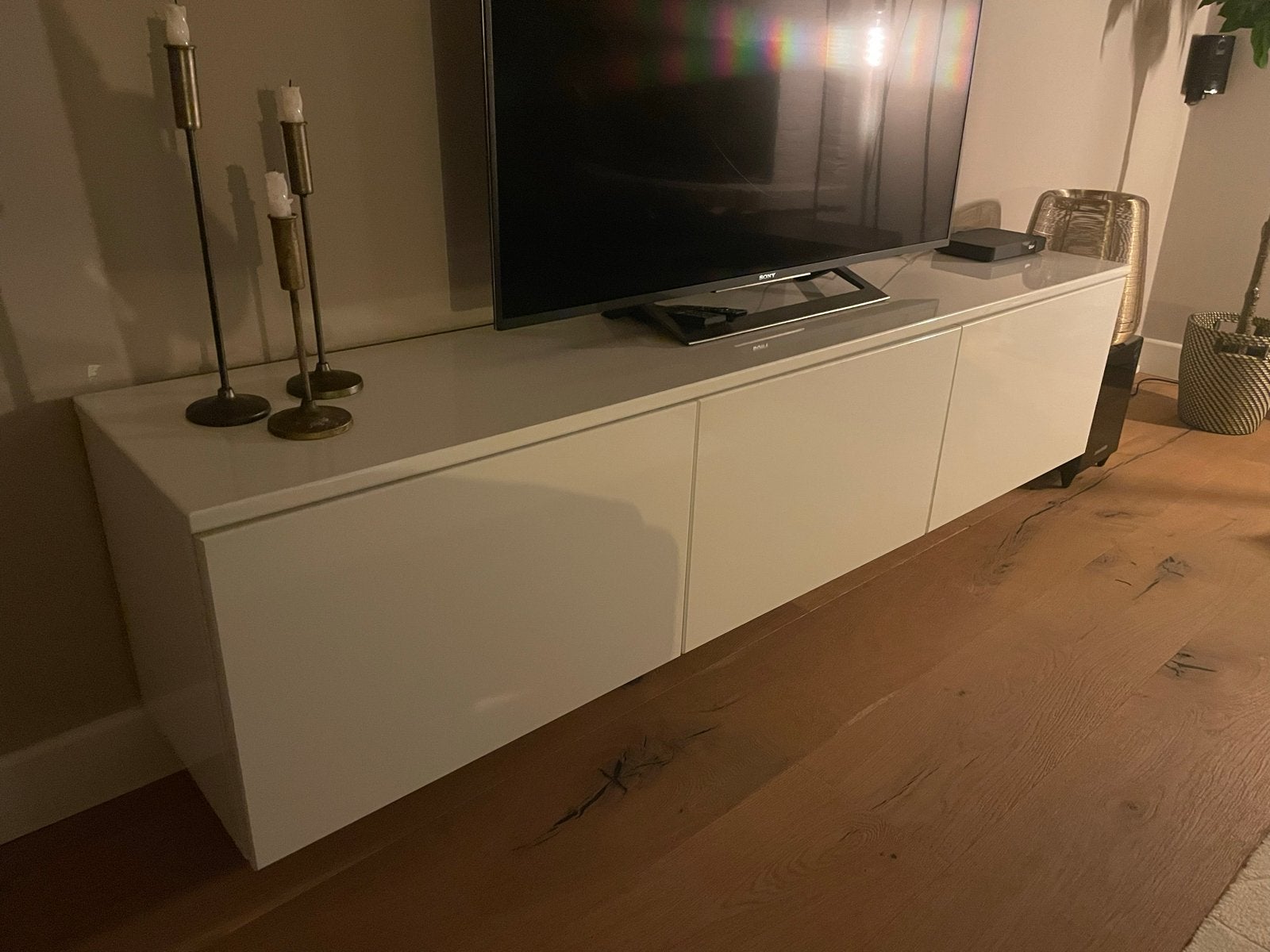 Hoogglans wit tv-meubel, 200cm breed, kan nog een ronde mee, Gebruikt, Ophalen of Verzenden, 200 cm of meer, Minder dan 100 cm