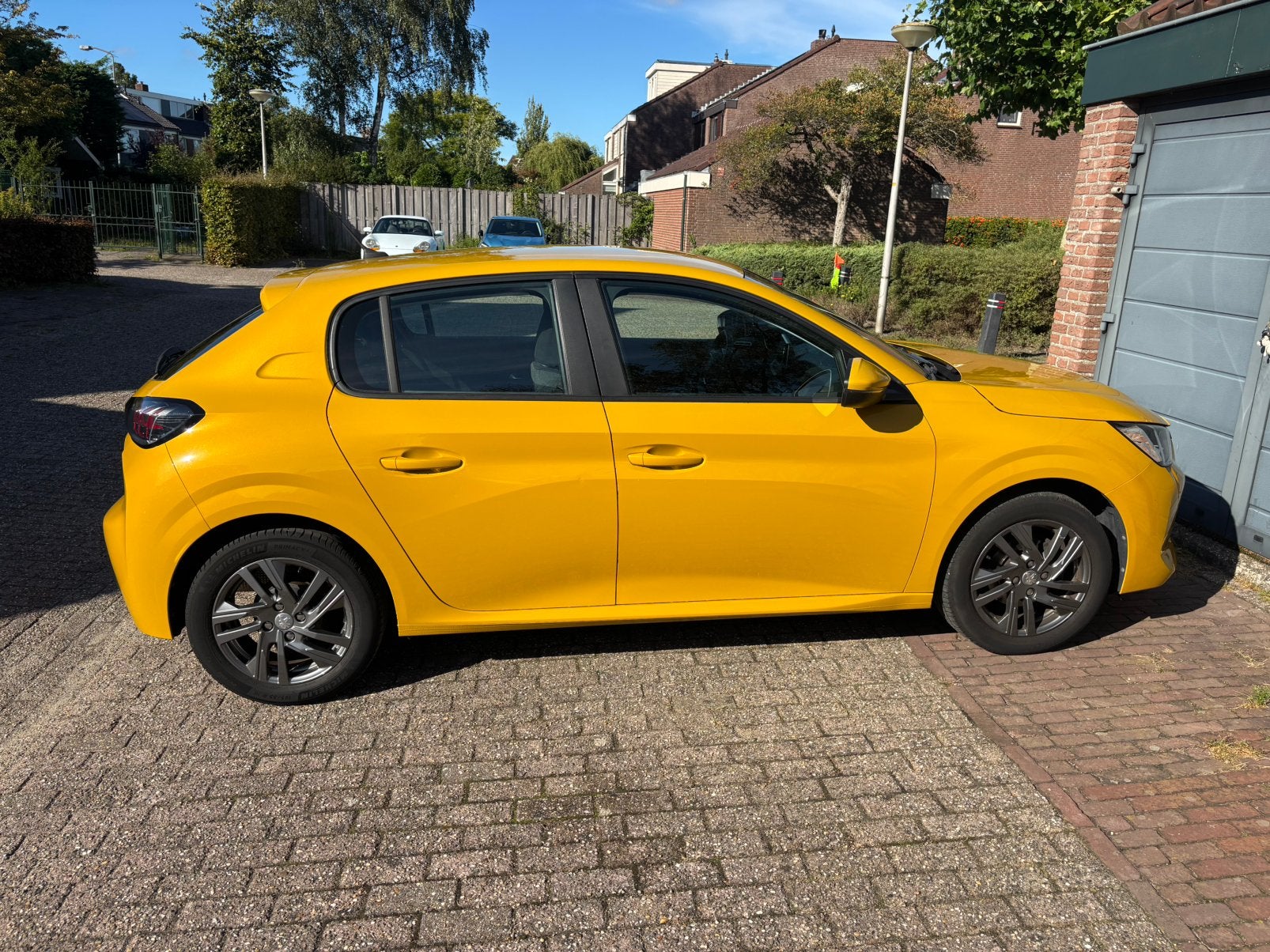 Peugeot 208 1.2 Puretech 75pk 2021 Geel, Voorwielaandrijving, Stof, 74 pk, Zwart