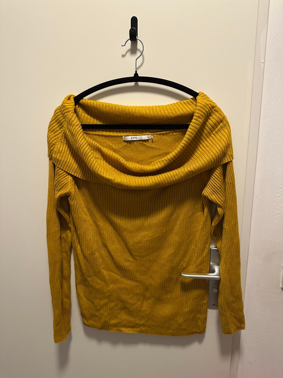 Steps off-shoulder trui mosterdgeel M/L, Kleding | Dames, Truien en Vesten, Ophalen of Verzenden, Gedragen, Maat 42/44 (L), Geel