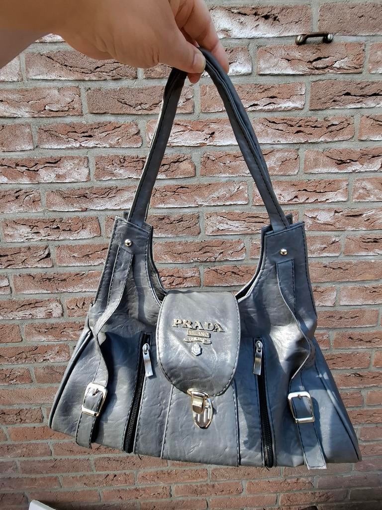 Grijze Prada handtas - Stijlvol en praktisch, Sieraden, Tassen en Uiterlijk, Tassen | Damestassen, Ophalen, Gebruikt, Grijs, Handtas