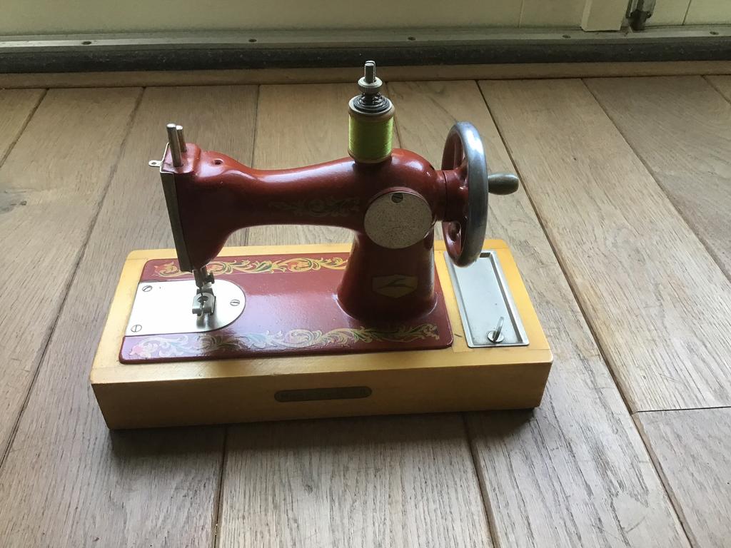 Vintage speelgoednaaimachine made in USSR, Ophalen of Verzenden