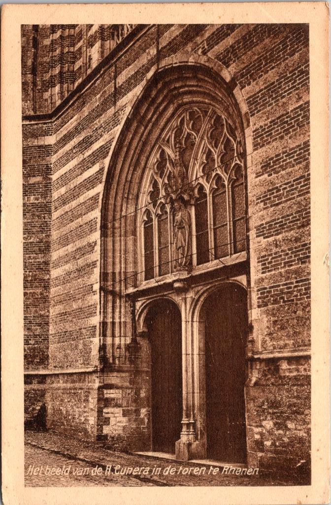 Rhenen - Het beeld van de H. Cunera in de toren