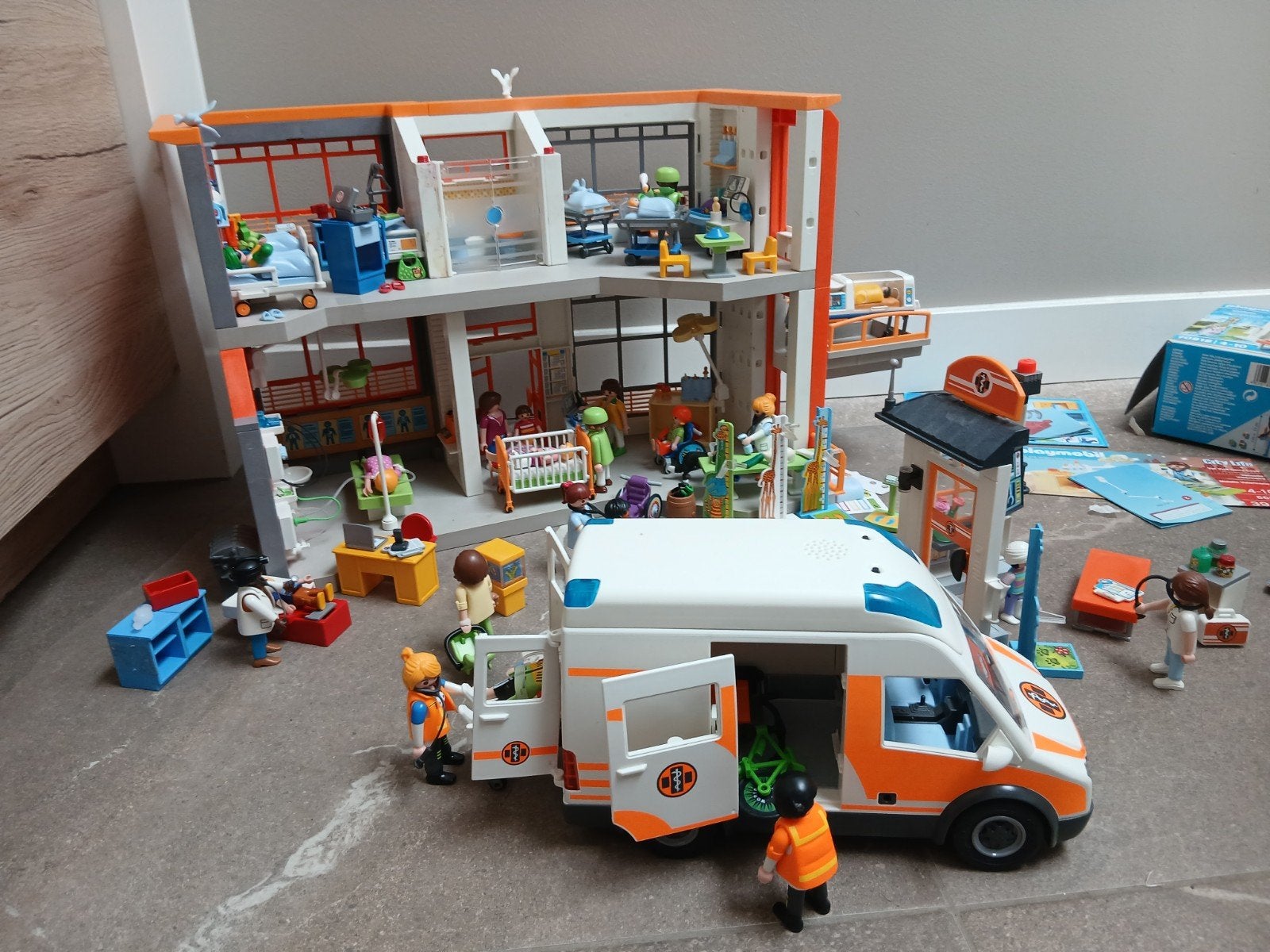 Playmobil kinderziekenhuis en meer!, Ophalen, Gebouw, Complete set, Zo goed als nieuw