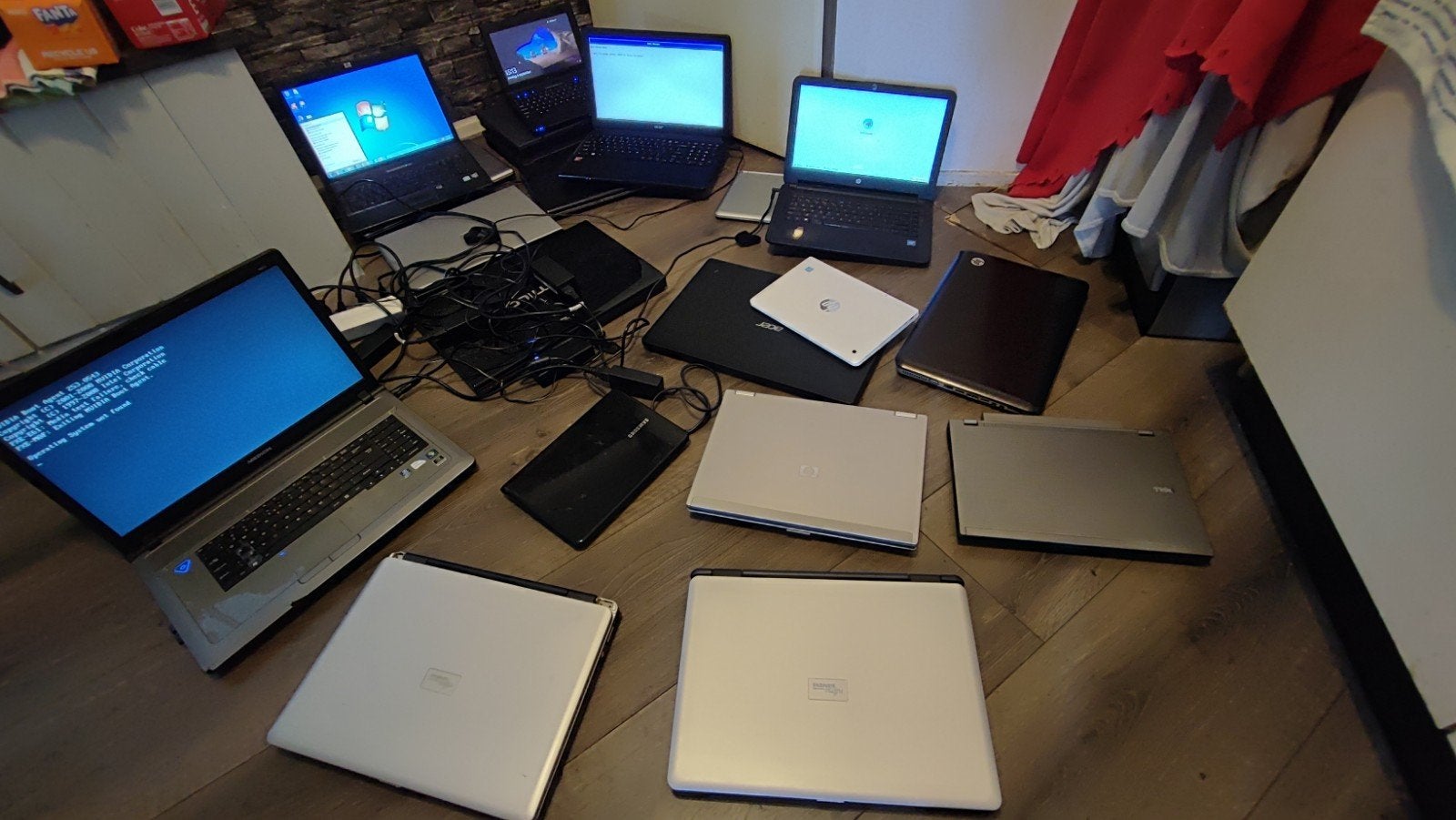 20 Laptops met 4 opladers - voor onderdelen/reparatie, Computers en Software, Windows Laptops, Ophalen, Onbekend