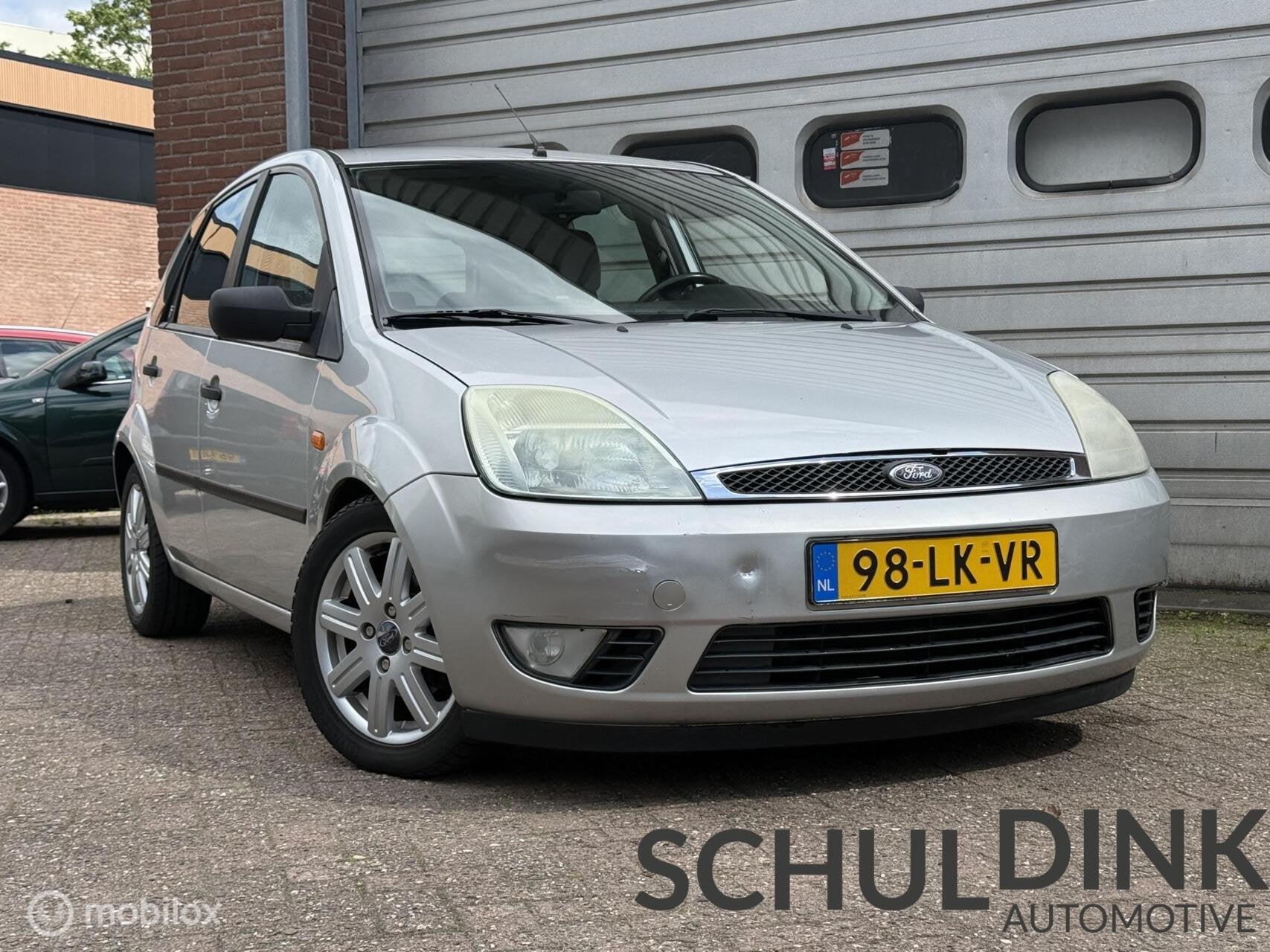 Ford Fiesta 1.4-16V Ghia AUTOMAAT|TREKHAAK|ELEKTRISCHE RAMEN, Auto's, Voorwielaandrijving, 15 km/l, 4 cilinders, Origineel Nederlands