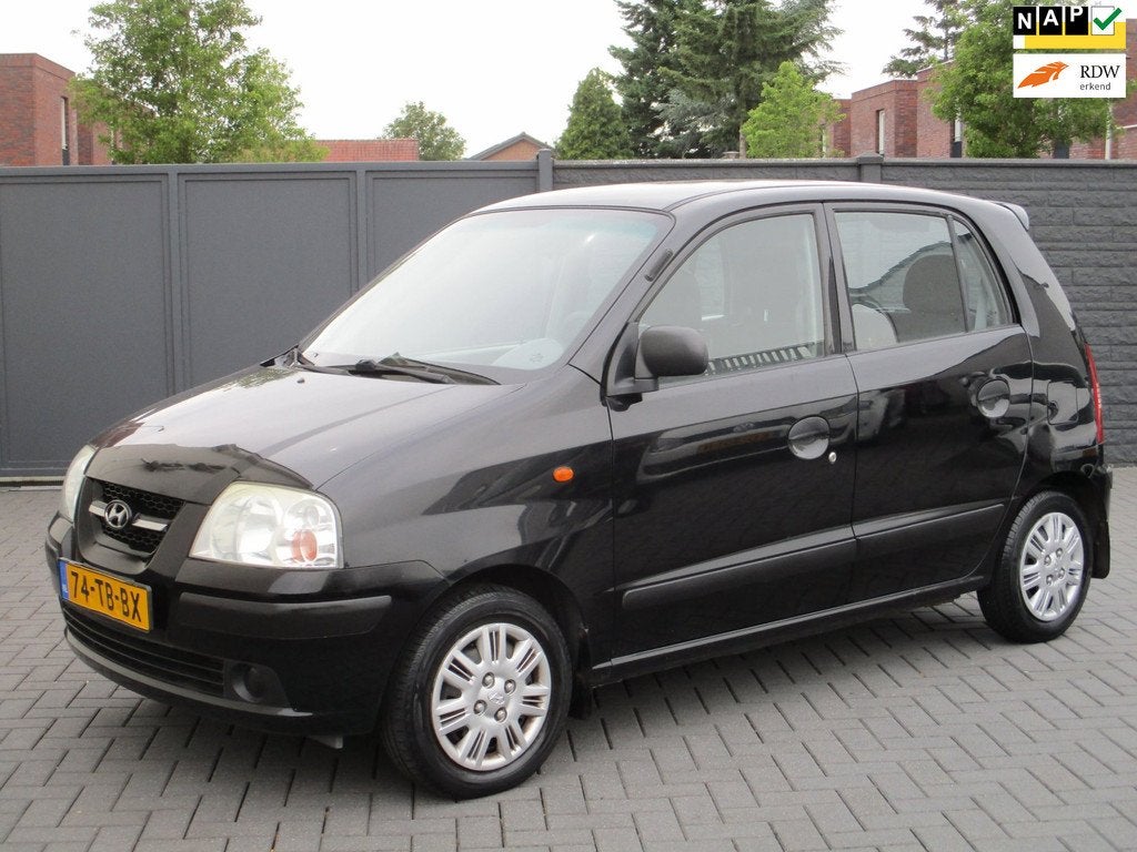 Hyundai Atos 1.1i Active Young 70 dkm Nieuwe Apk !, Auto's, Hyundai, Voorwielaandrijving, 31 €/maand, 4 cilinders, Zwart