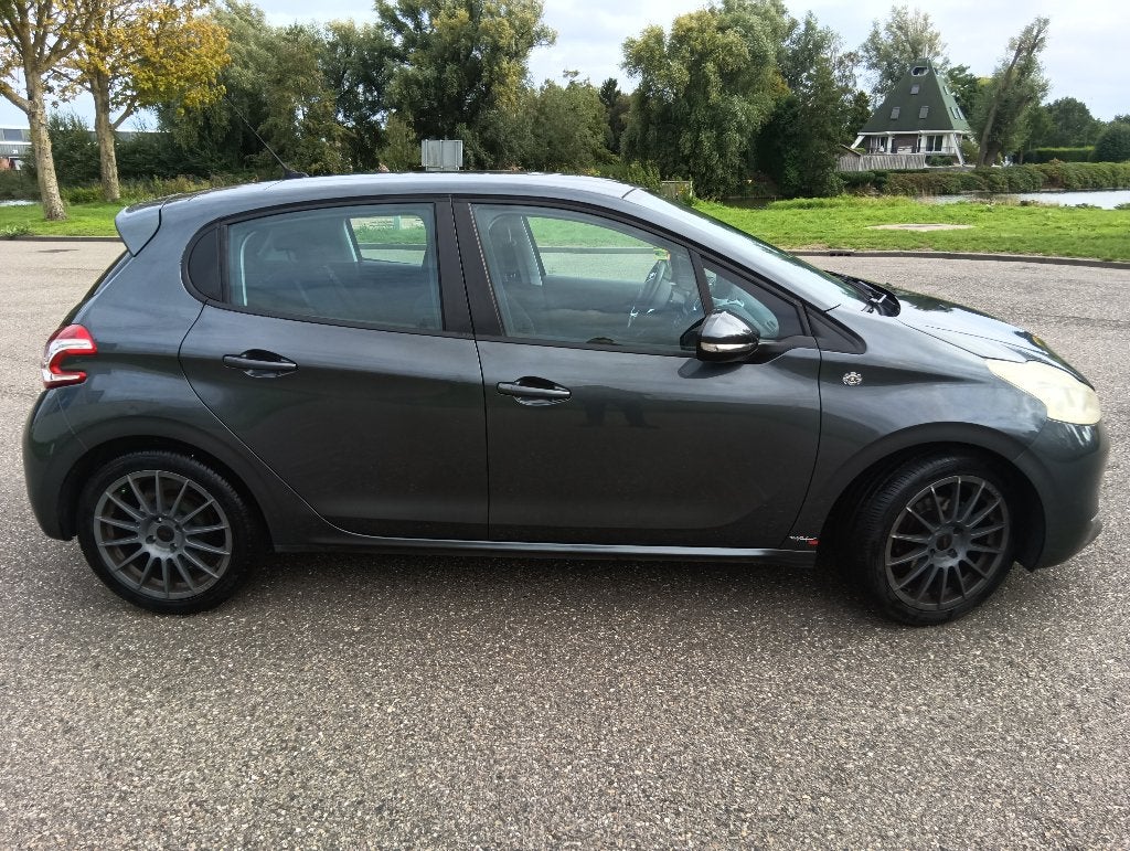Foto 8 van Peugeot 208 1.2 VTi 82PK 5D (102g) 2012 Grijs