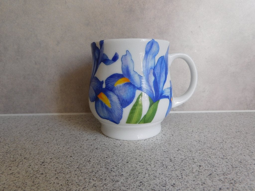 Mok 300 ml. Iris by Emilio Bergamin Taitu, Zo goed als nieuw, Overige stijlen, Porselein, Mok
