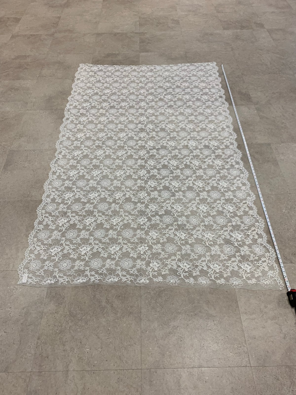 Prachtig bruudskant  met schulprand - Uit Bruidsatelier, 120 cm of meer, Wit, Ophalen of Verzenden, Zo goed als nieuw