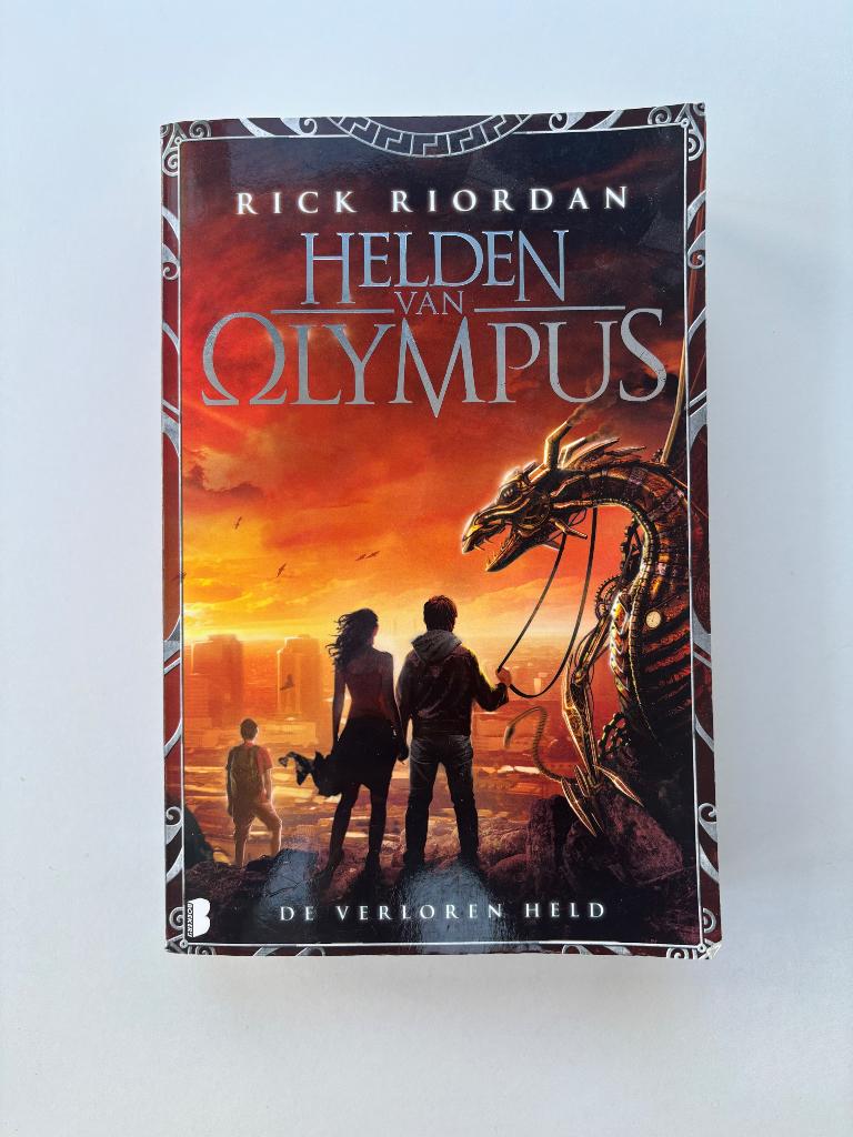 Helden van Olympus - De verloren held - Rick Riordan, Boeken, Ophalen of Verzenden, Zo goed als nieuw, Rick Riordan