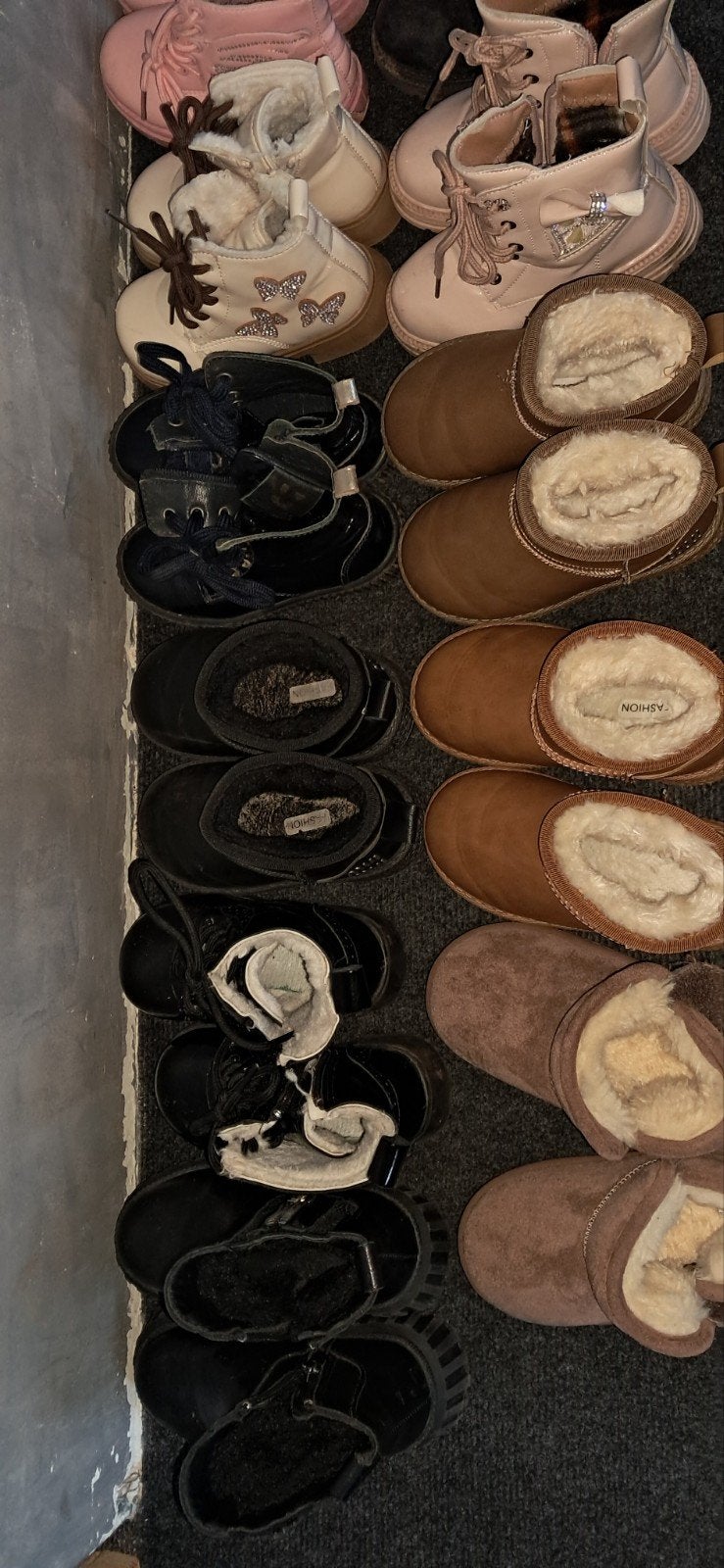 schoenen maat 26.  is er maar 1 stuk 25 en 1 stuk 27, Ophalen of Verzenden