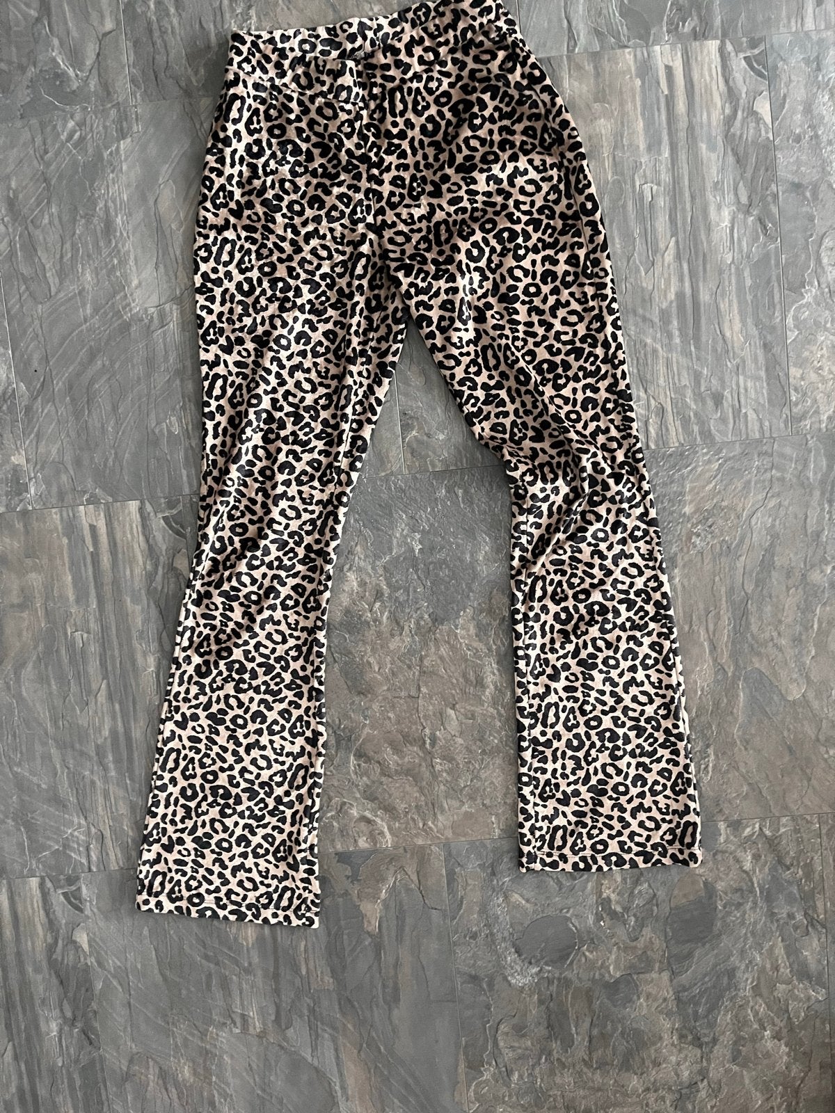 Set van 2 flared broeken: zwart geribbeld en luipaardprint, Ophalen, Zo goed als nieuw, Meisje, Broek